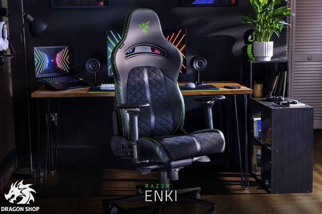 صندلی گیمینگ Razer Enki کنار میز