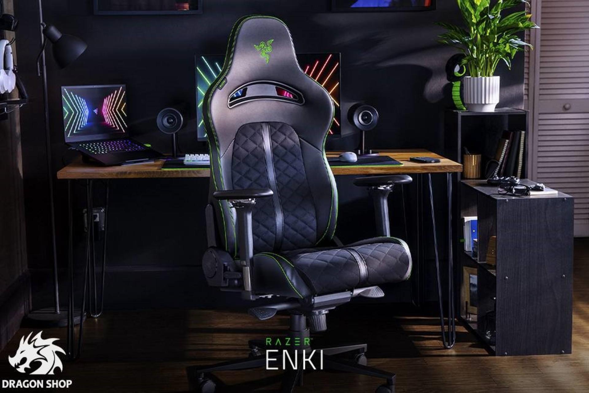 صندلی گیمینگ Razer Enki کنار میز
