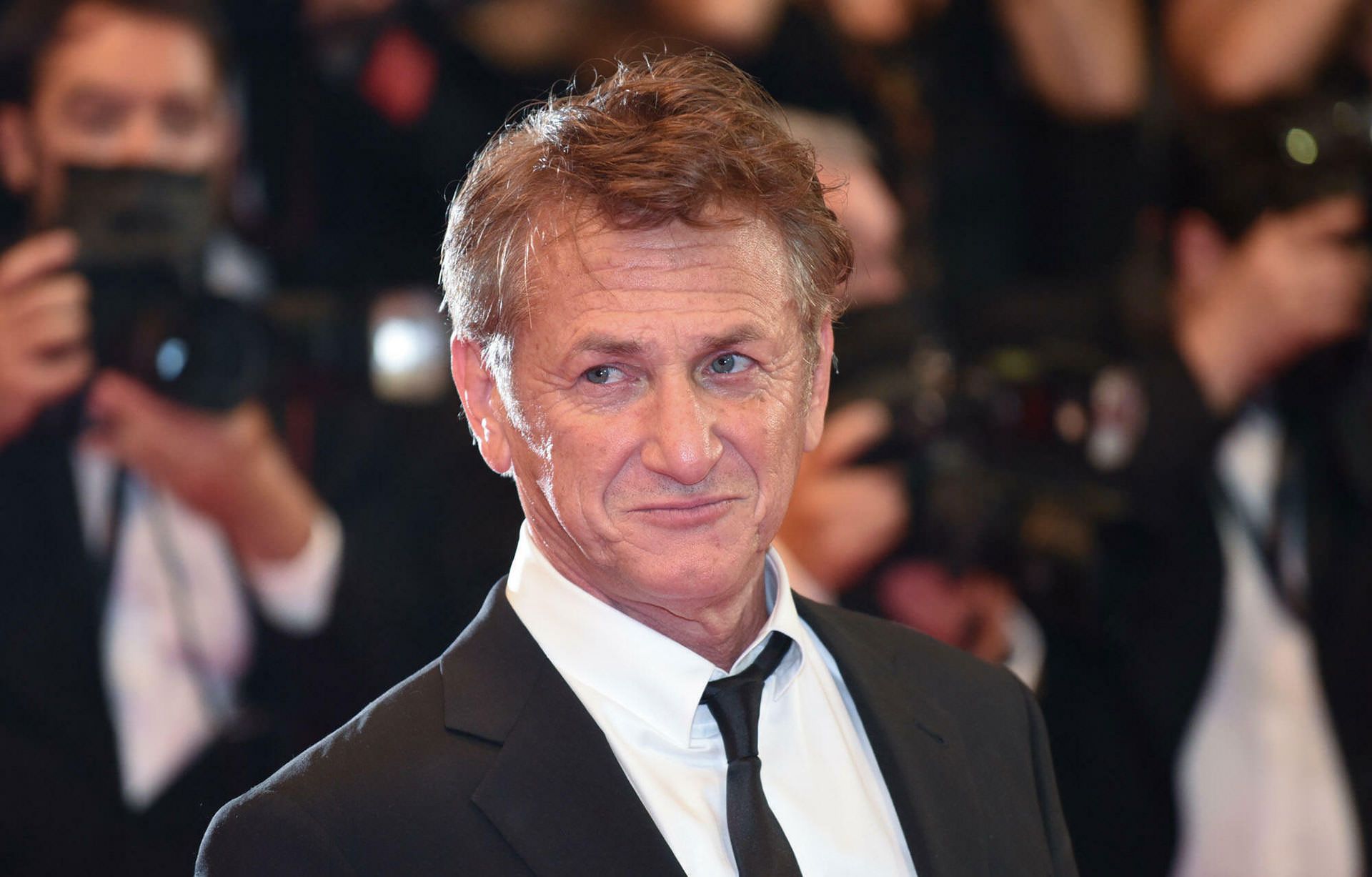 2021-11-sean-penn-suit