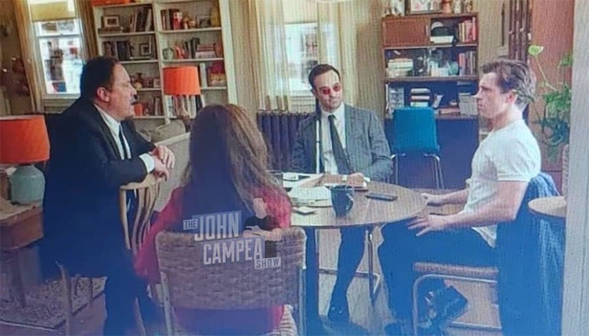 مت مورداک با بازی چارلی کاکس در کنار پیتر پارکر سر میز در فیلم Spider-Man: No Way Home