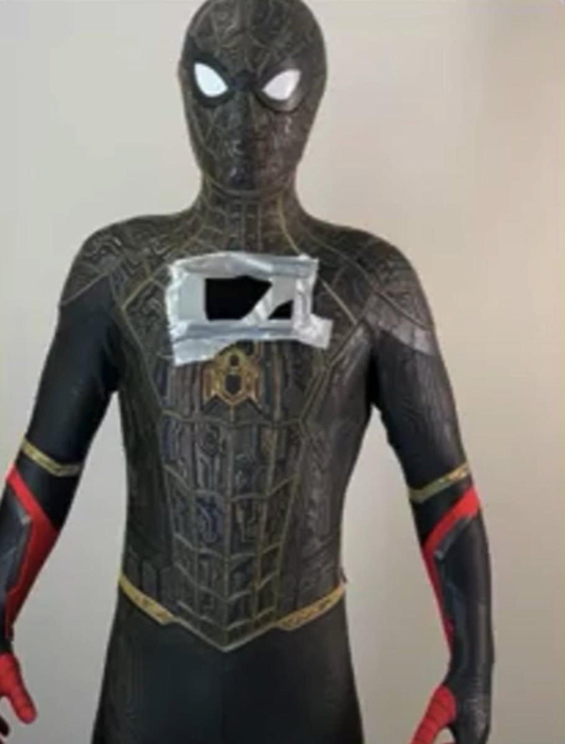 لباس طلایی و سیاه رنگ مرد عنکبوتی در پشت صحنه فیلم Spider-Man: No Way Home