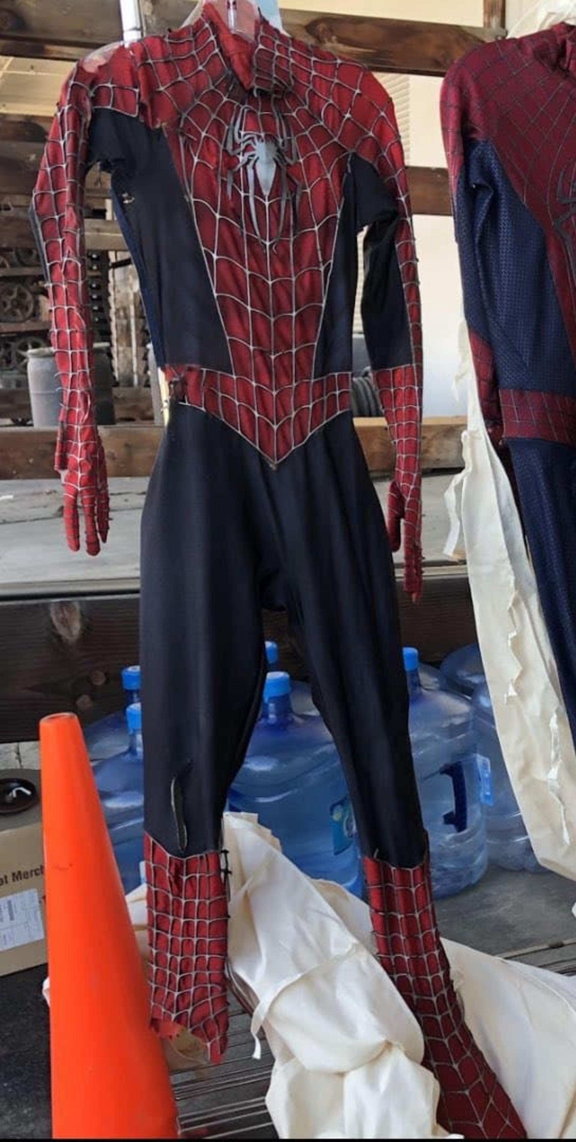 لباس صدمه دیده مرد عنکبوتی نسخه توبی مگوایر در پشت صحنه فیلم Spider-Man: No Way Home