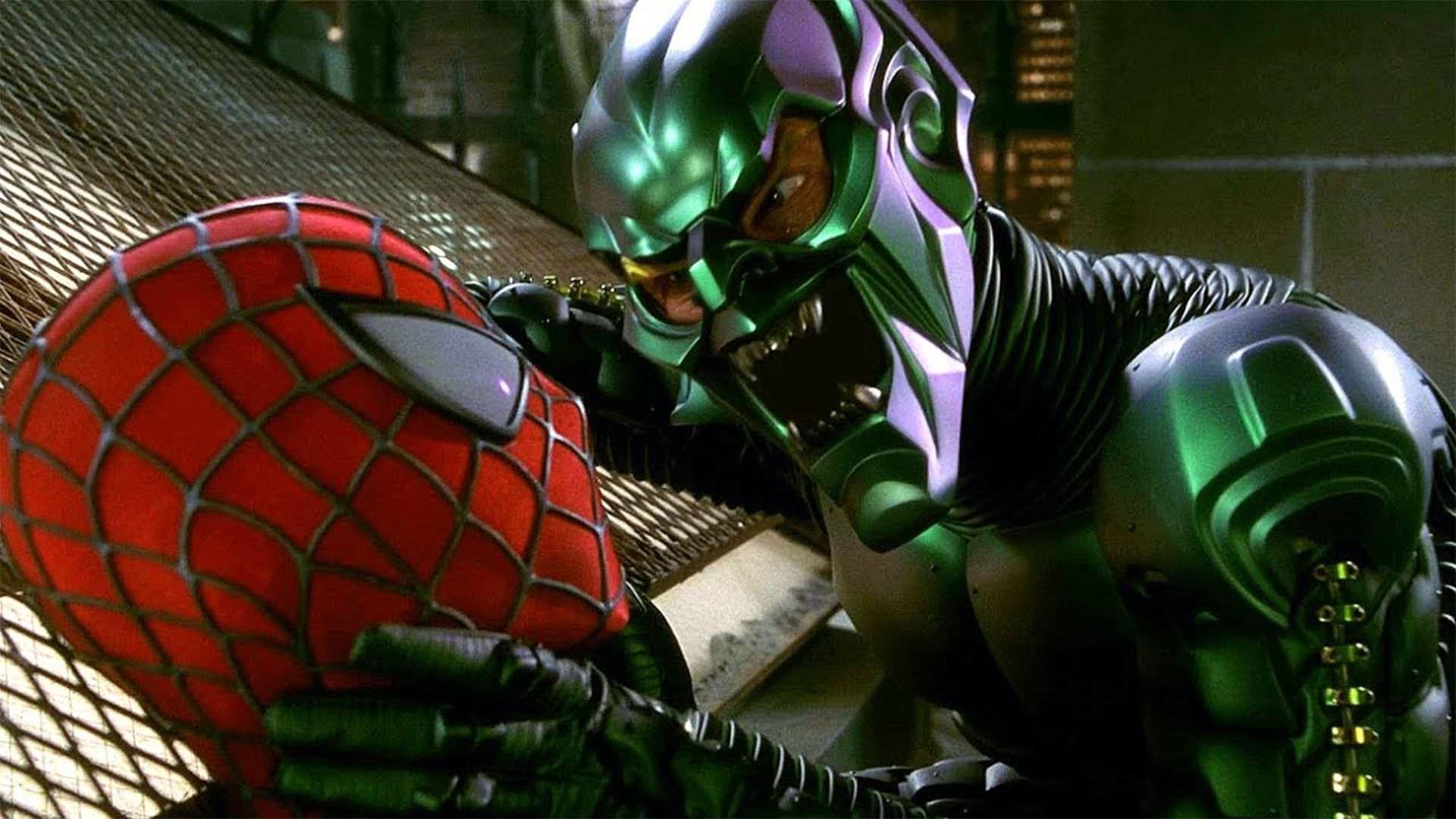 ویلم دفو در نقش گرین گابلین در حال گردن گردن مرد عنکبوتی با بازی توبی مگوایر در فیلم Spider-Man