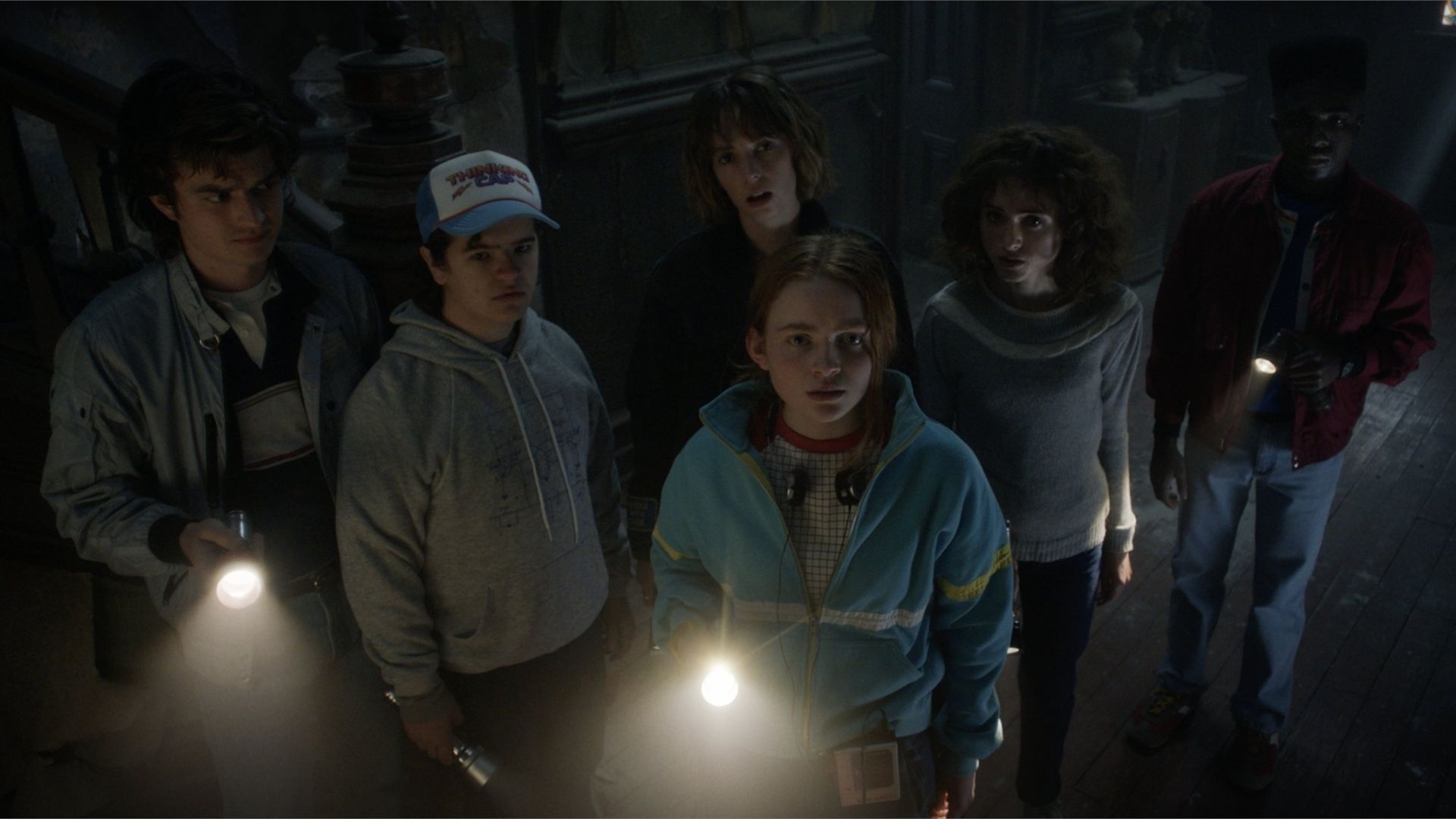 سیدی سینک با چراغ قوه در فصل چهارم سریال Stranger Things شبکه آنلاین نتفلیکس
