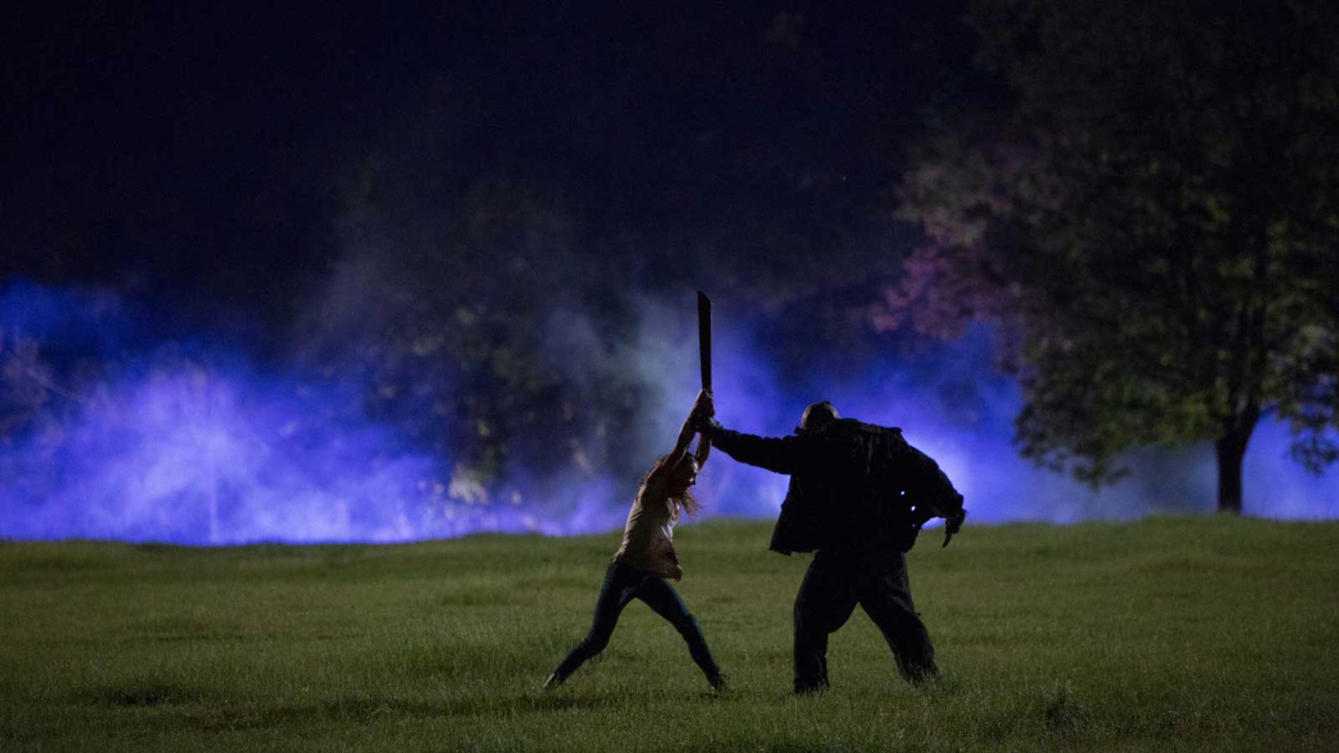 فیلم The Final Girls، محصول سال ۲۰۱۵ میلادی و دو نفر مشغول مبارزه روی چمن