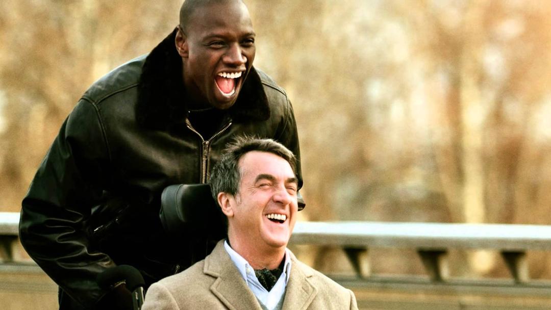 شخصیت‌های اصلی فیلم The Intouchables در حال خندیدن 
