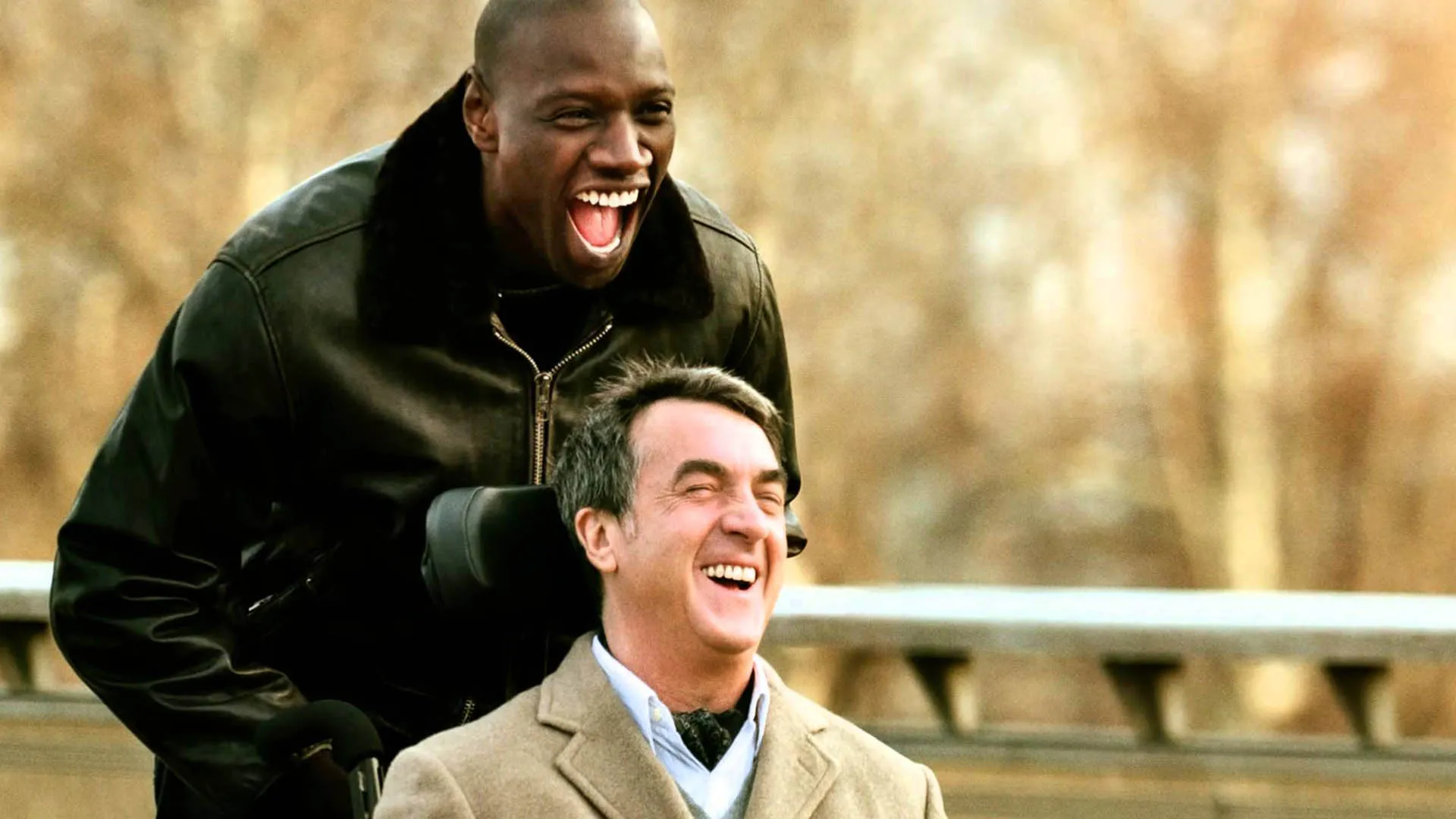 شخصیت‌های اصلی فیلم The Intouchables در حال خندیدن 
