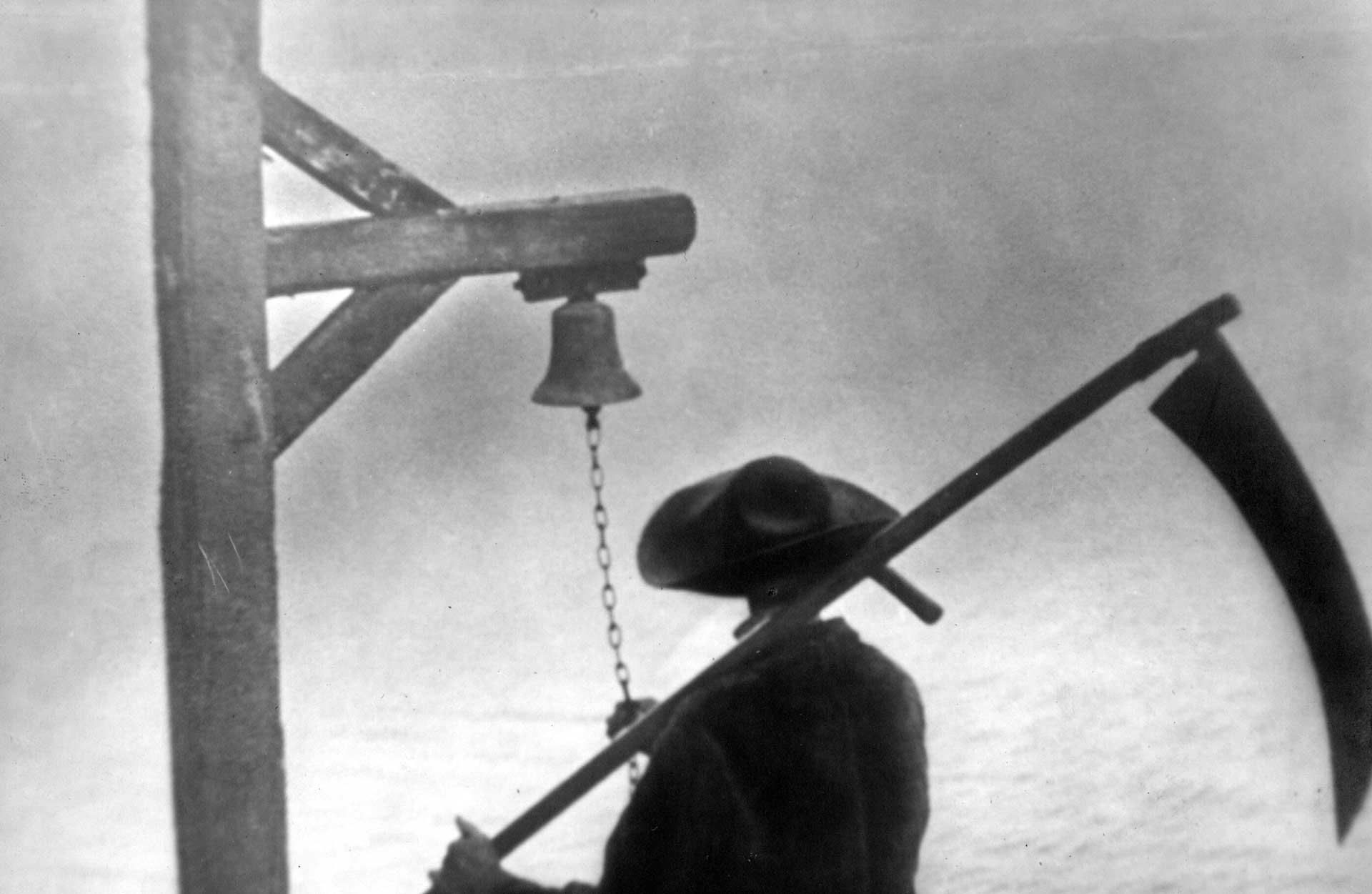 داس بزرگ و زنگوله در فیلم Vampyr، محصول سال ۱۹۳۲ میلادی