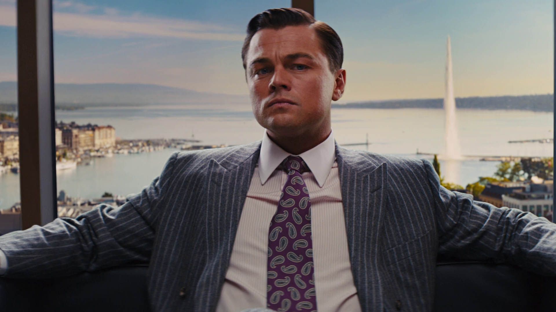 لئوناردو دی‌کاپریو با کت و شلوار راه راه در فیلم The Wolf of Wall Street