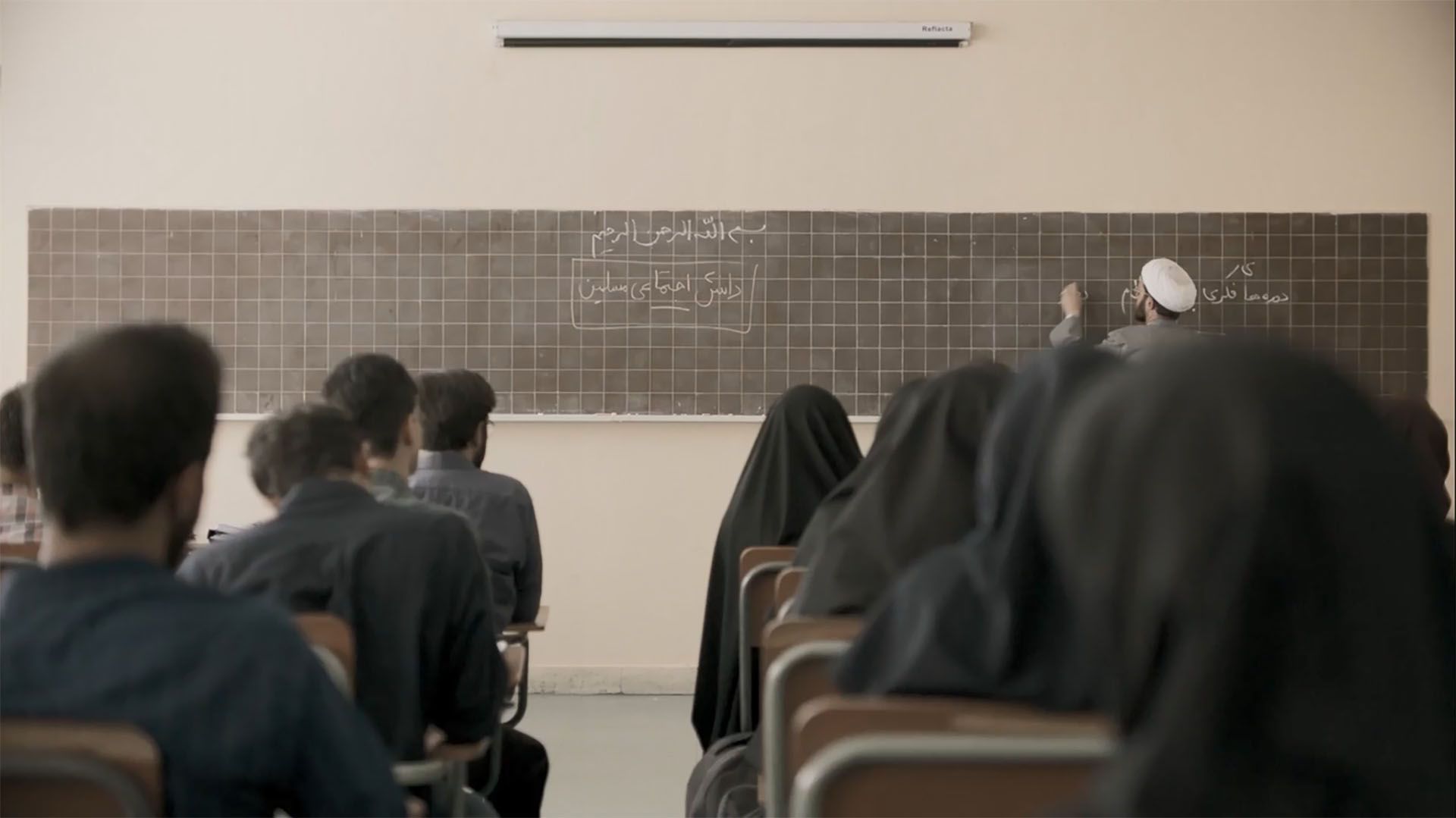 عماد بدیعی هنگام تدریس در نمایی از سریال روز بلوا
