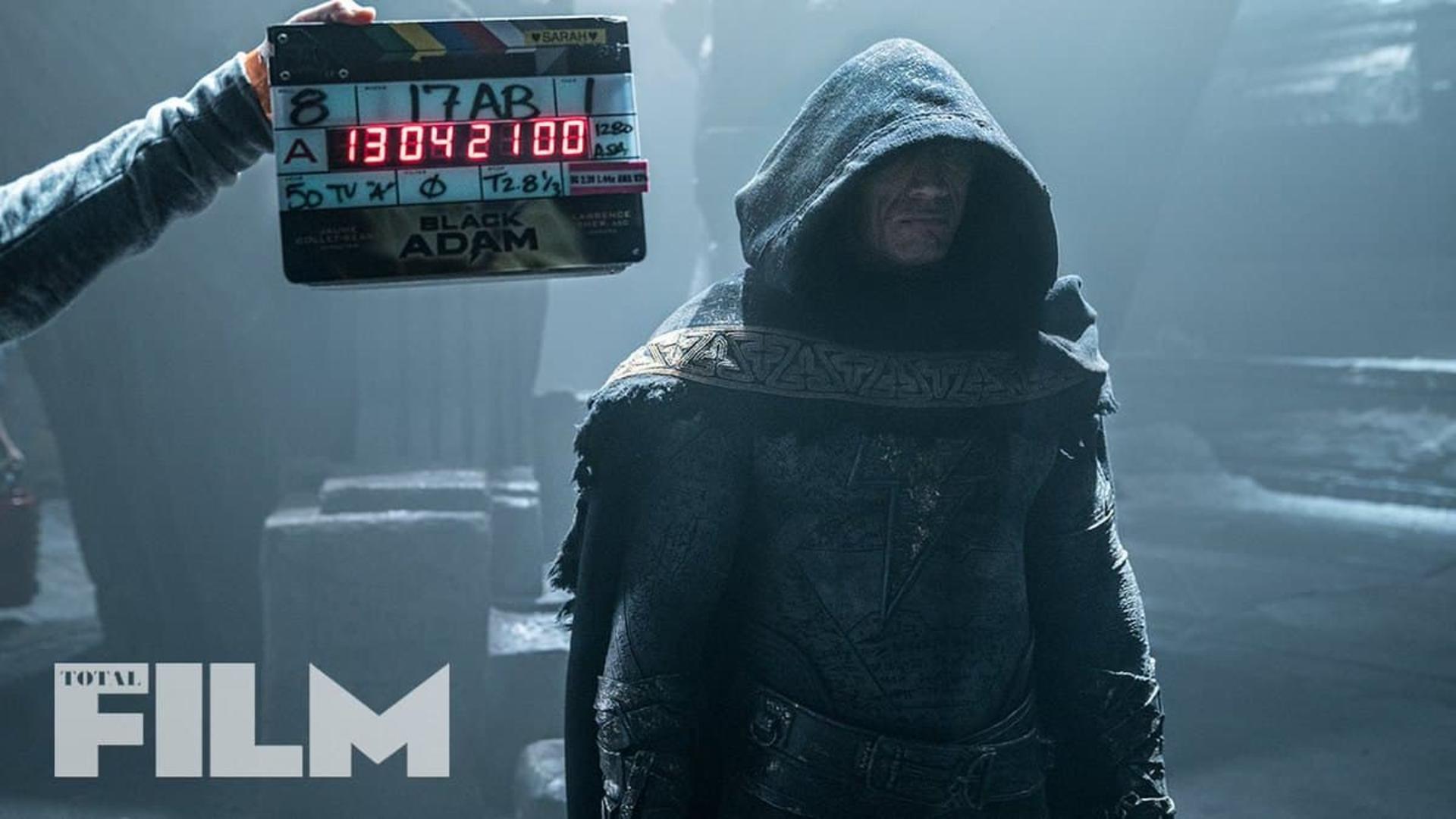 دواین جانسون در نقش بلک ادم با پوشش شنل در پشت صحنه فیلم Black Adam