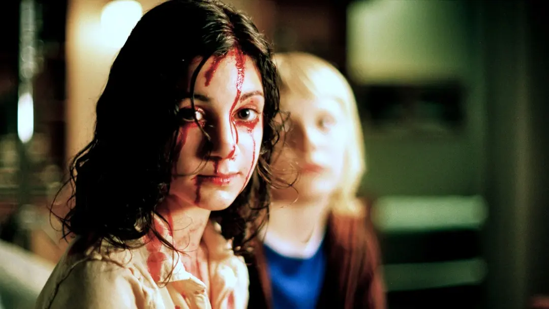 شخصیت اصلی فیلم Let the Right One In با صورتی خونین