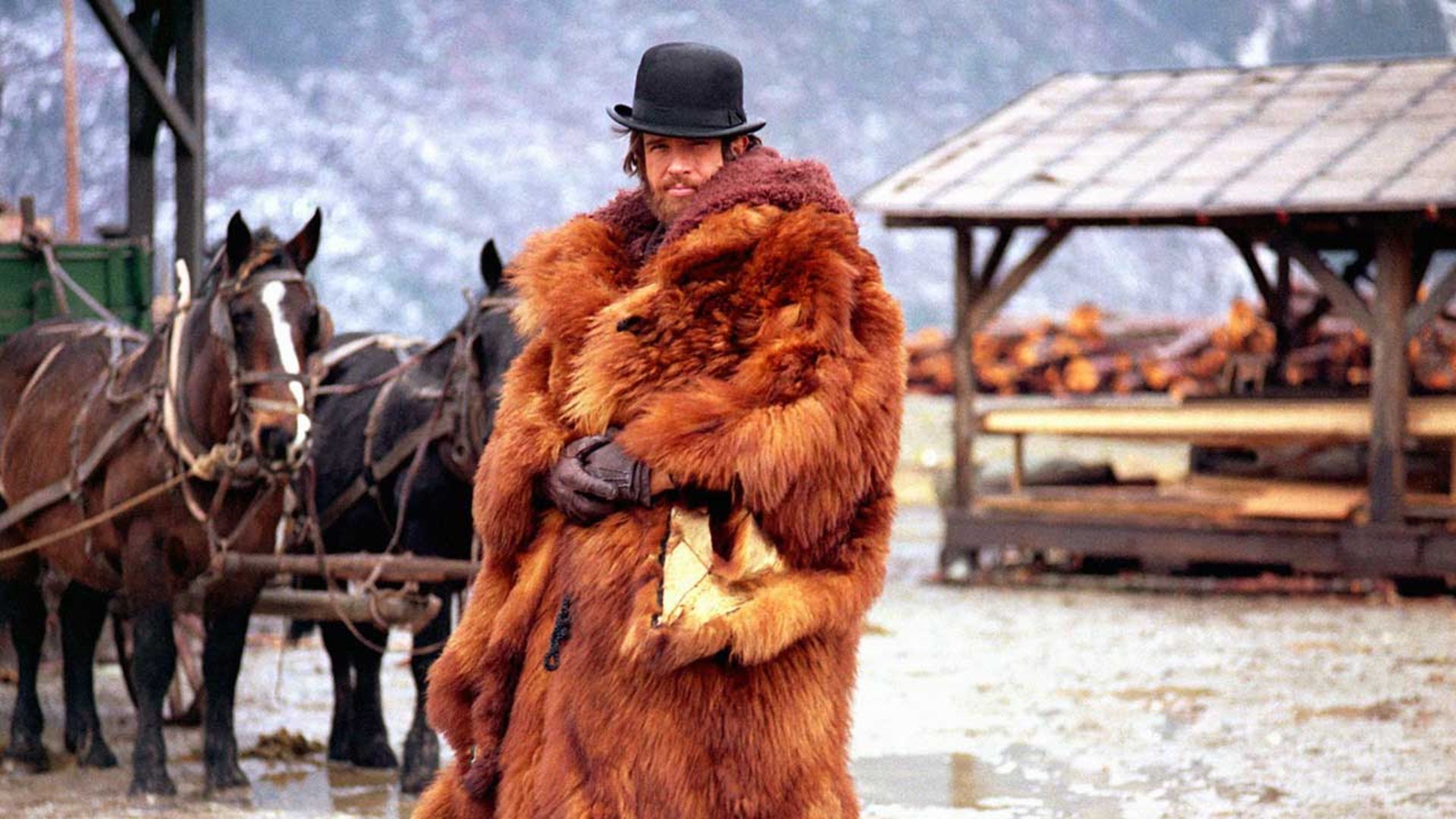 مرد مقابل اسب ها با کت بسیار گران قیمت در فیلم McCabe & Mrs. Miller
