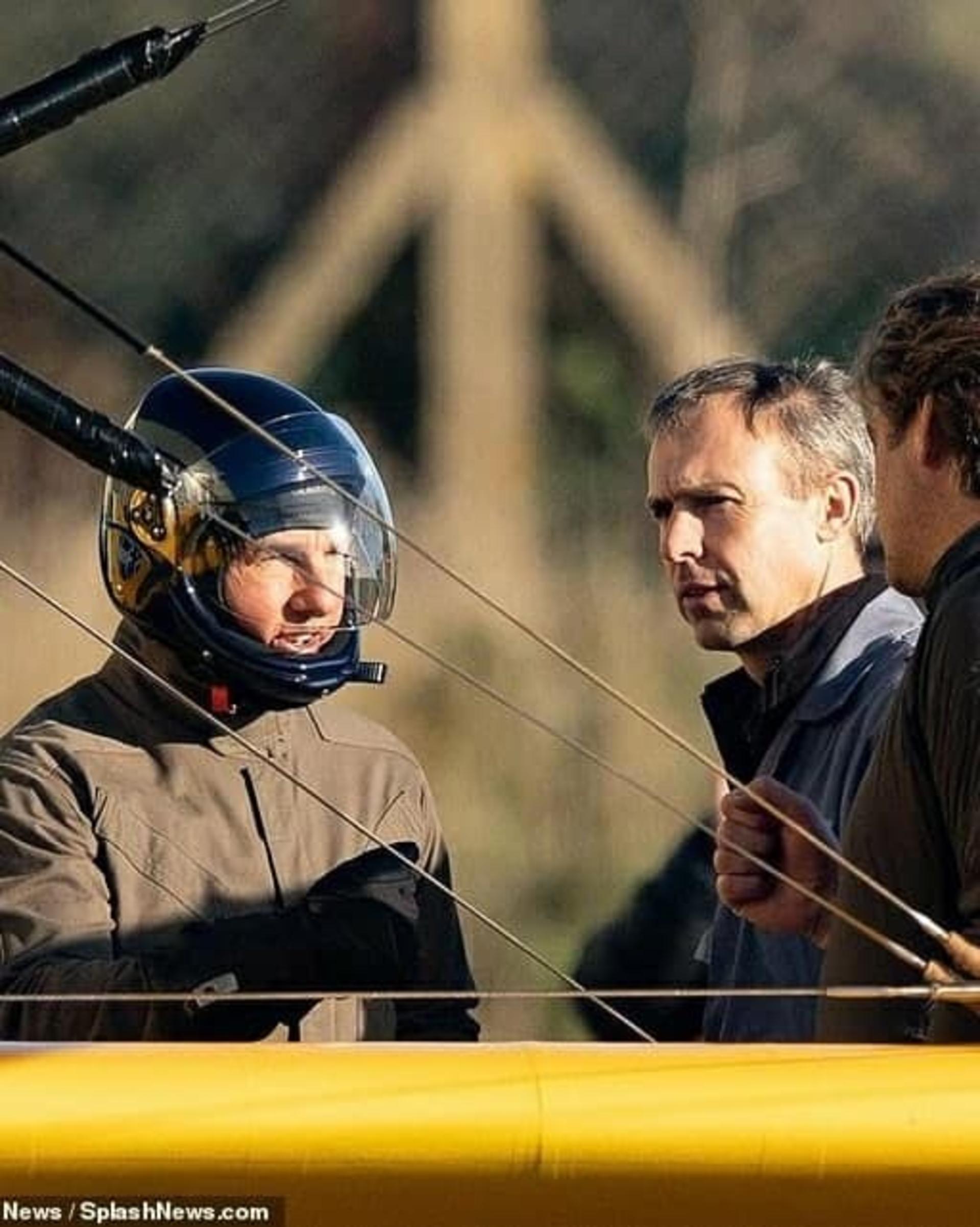 2021-12-mission-impossible-8-star-tom-cruise-stunt-upside-down-plane-01