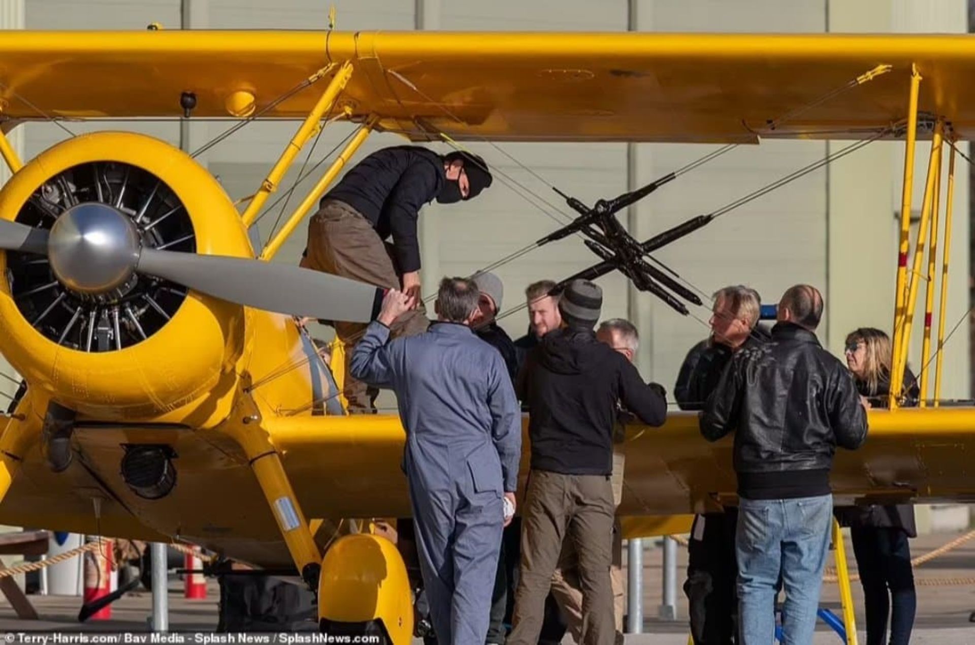 2021-12-mission-impossible-8-star-tom-cruise-stunt-upside-down-plane-09