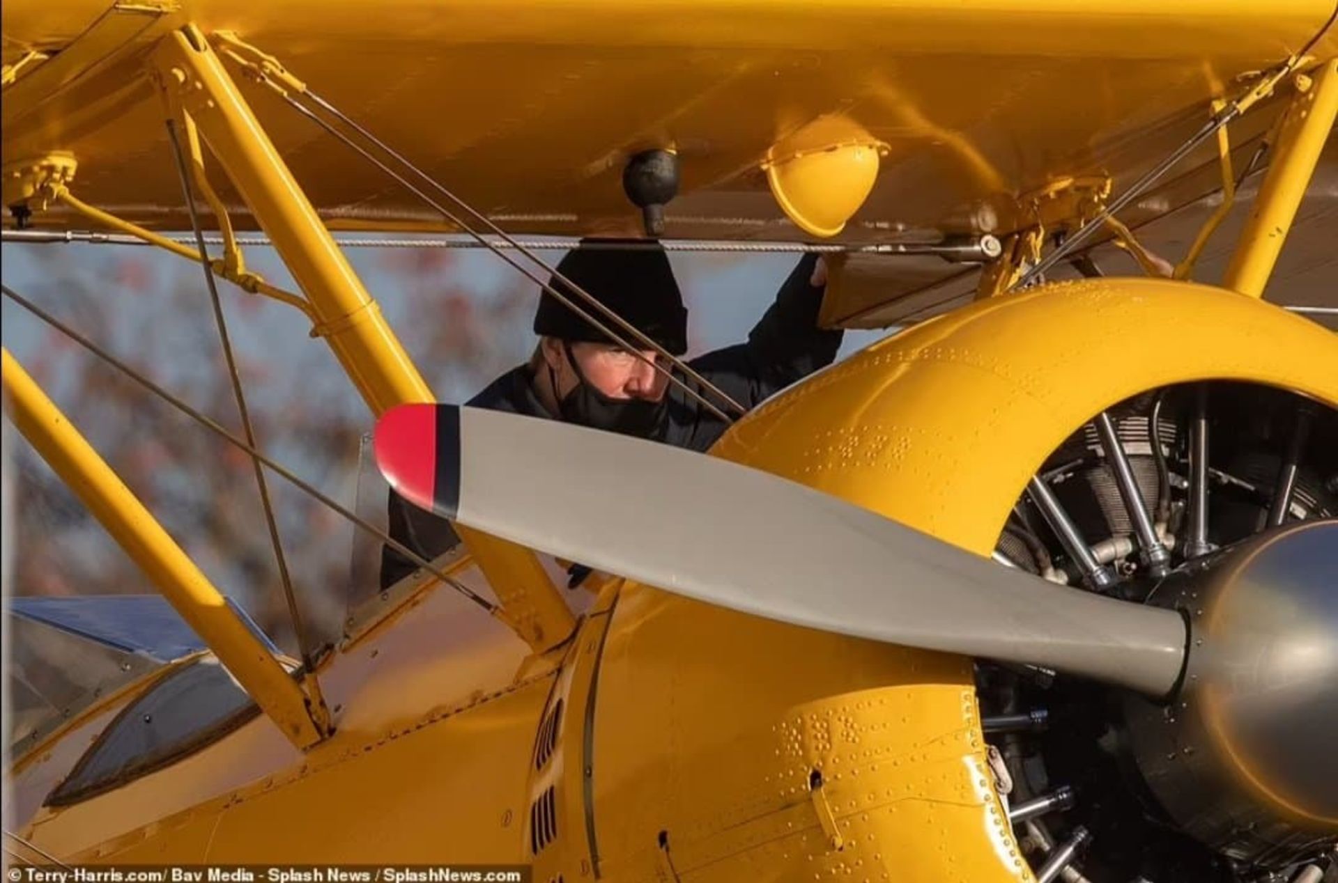 2021-12-mission-impossible-8-star-tom-cruise-stunt-upside-down-plane-11