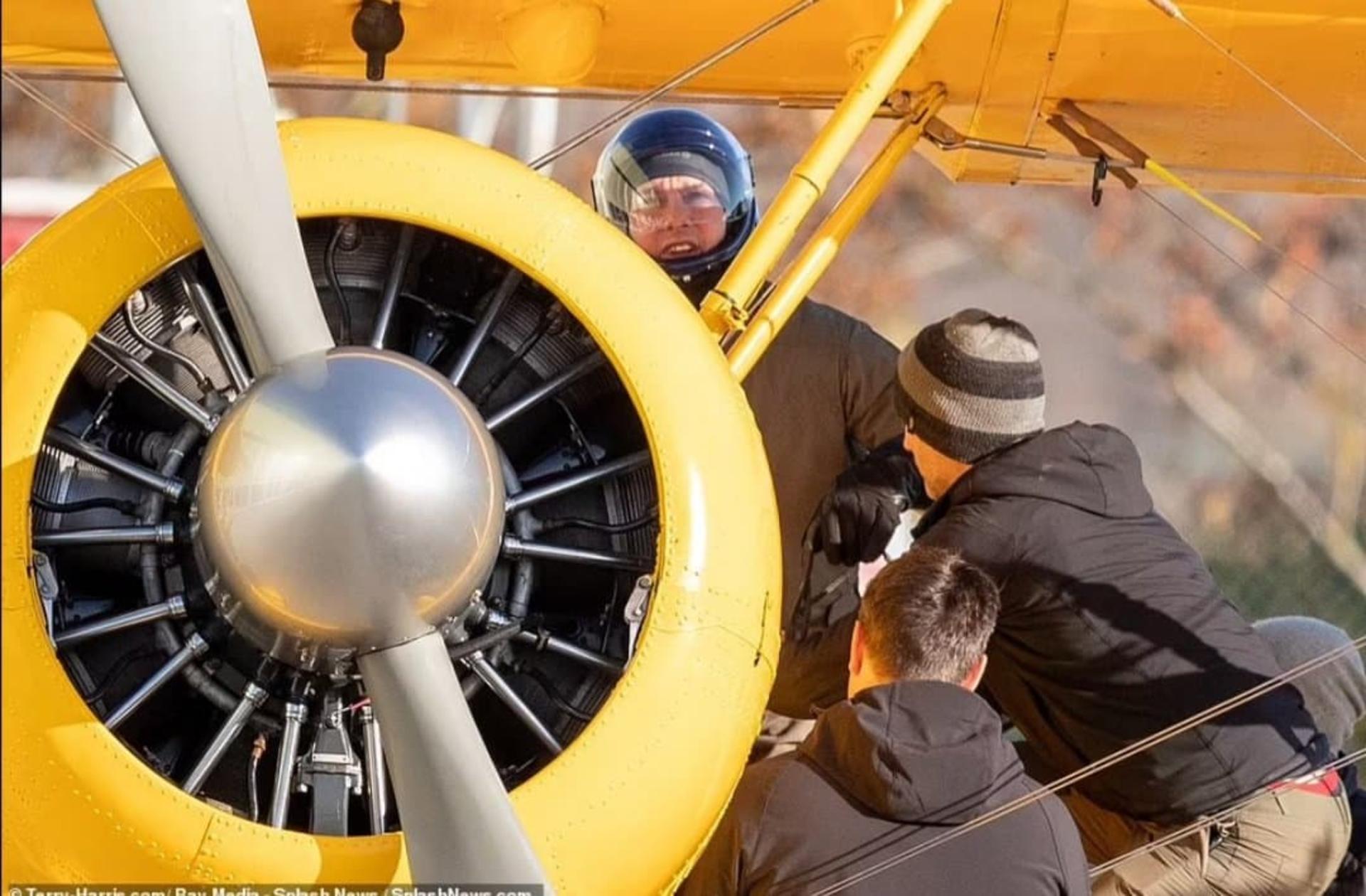 2021-12-mission-impossible-8-star-tom-cruise-stunt-upside-down-plane-12