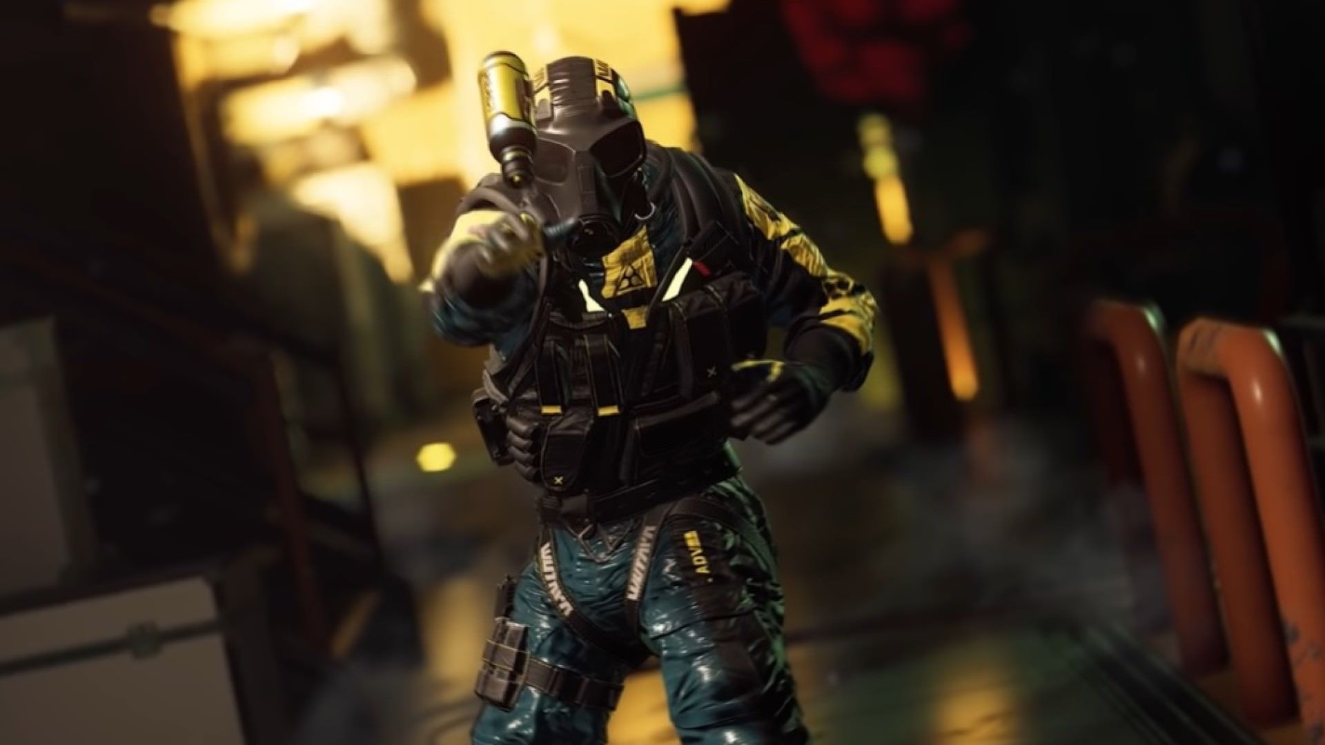 اپراتور Smoke مشغول پرتاب نارنجک گازی در بازی Rainbow Six Extraction