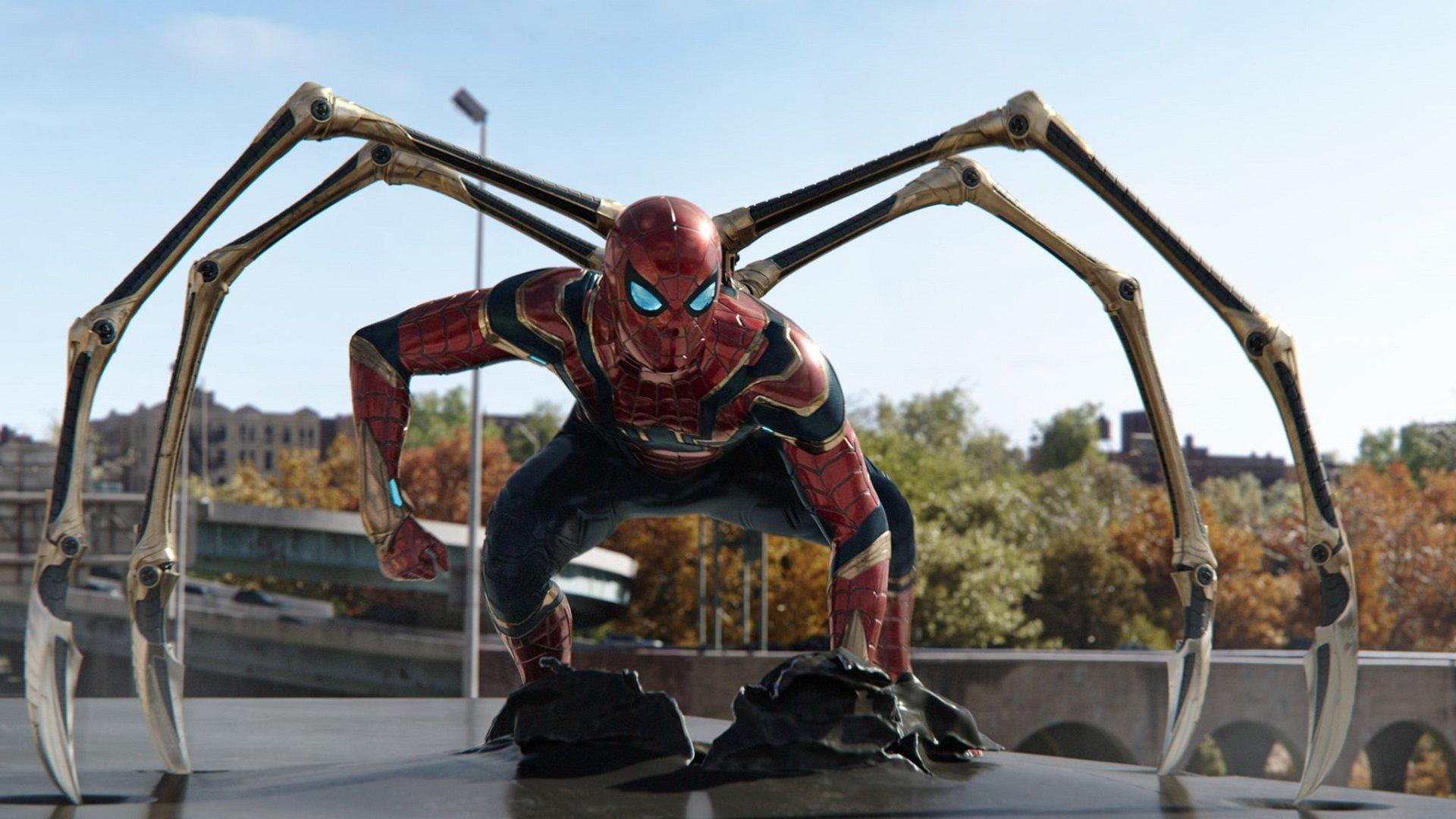 نمایی از تام هالند در نقش اسپایدرمن در فیلم Spider-Man: No Way Home