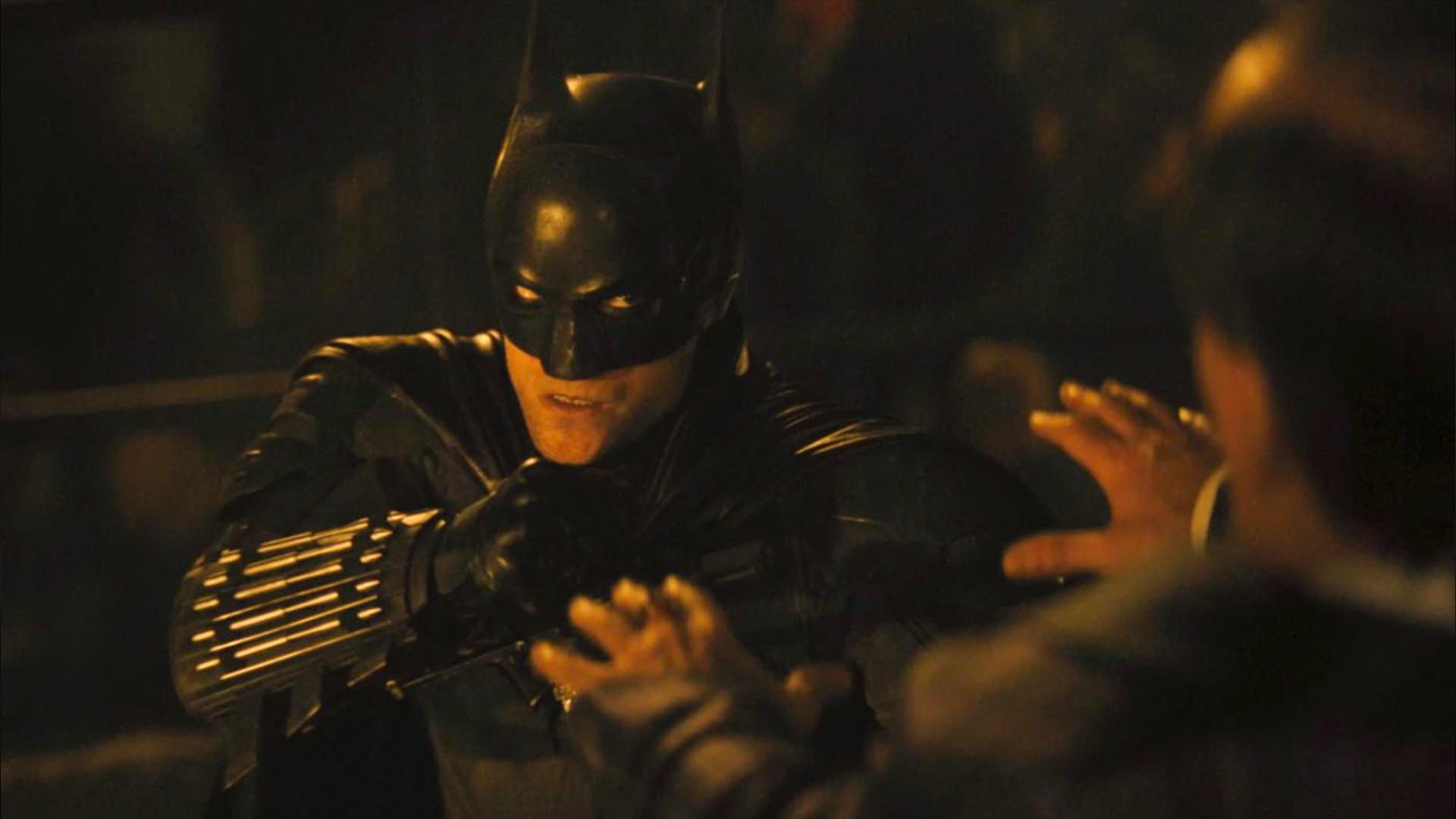 بتمن در حال مبارزه با پنگوئن در فیلم The Batman