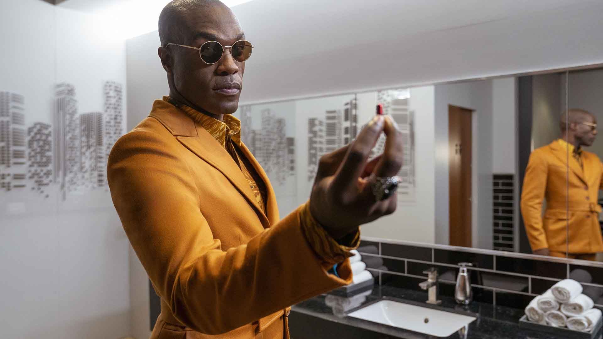 یحیی عبدل متین دوم در فیلم The Matrix Resurrections یک قرص قرمز در دست دارد