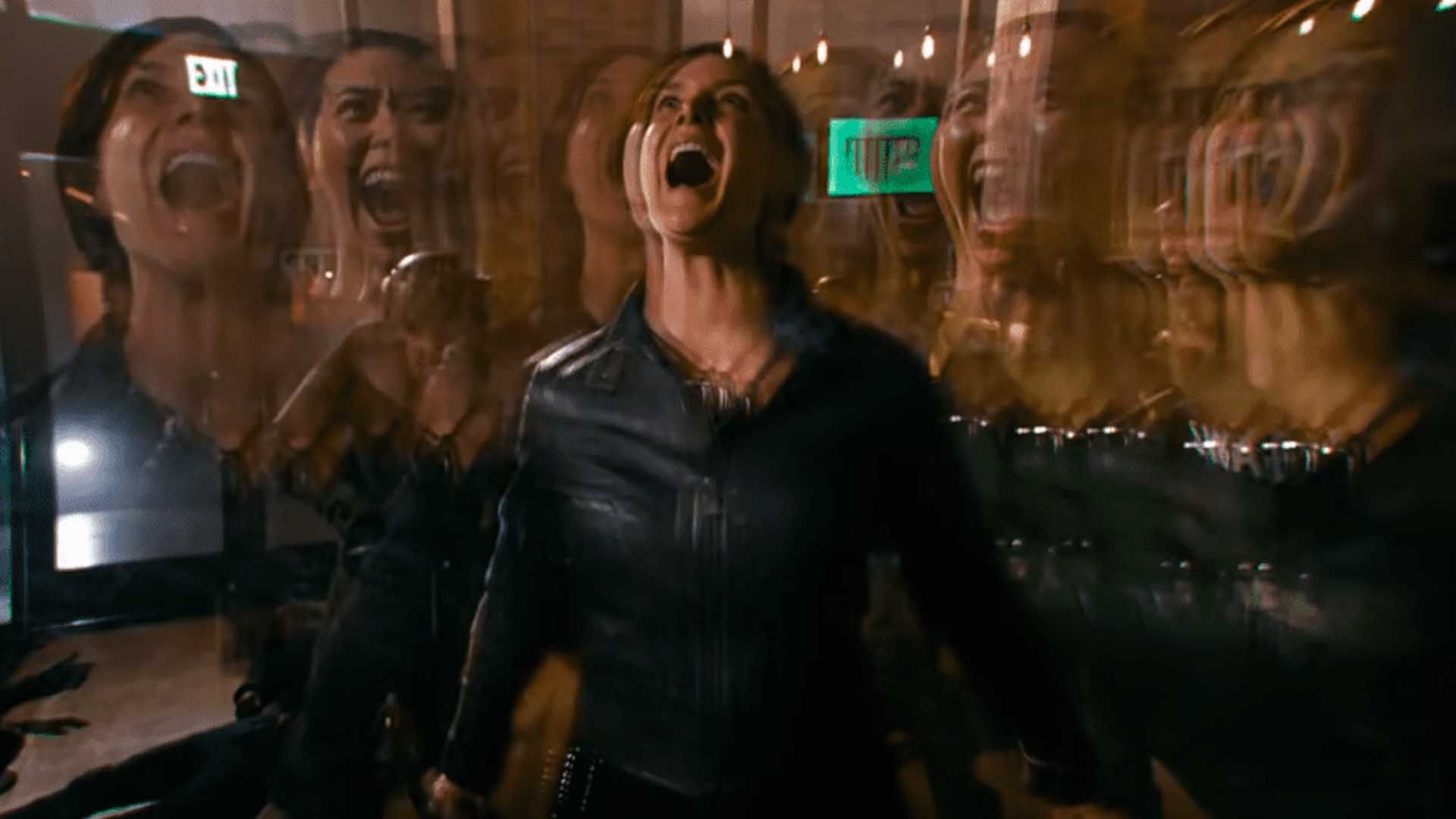 زنی در حال جیغ زدن در فیلم The Matrix Resurrections