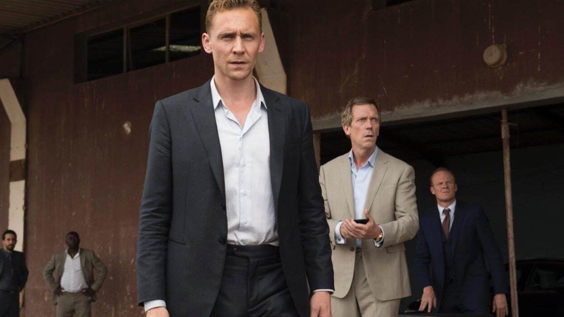 تام هیدلستون و هیو لوری در مینی سریال The Night Manager