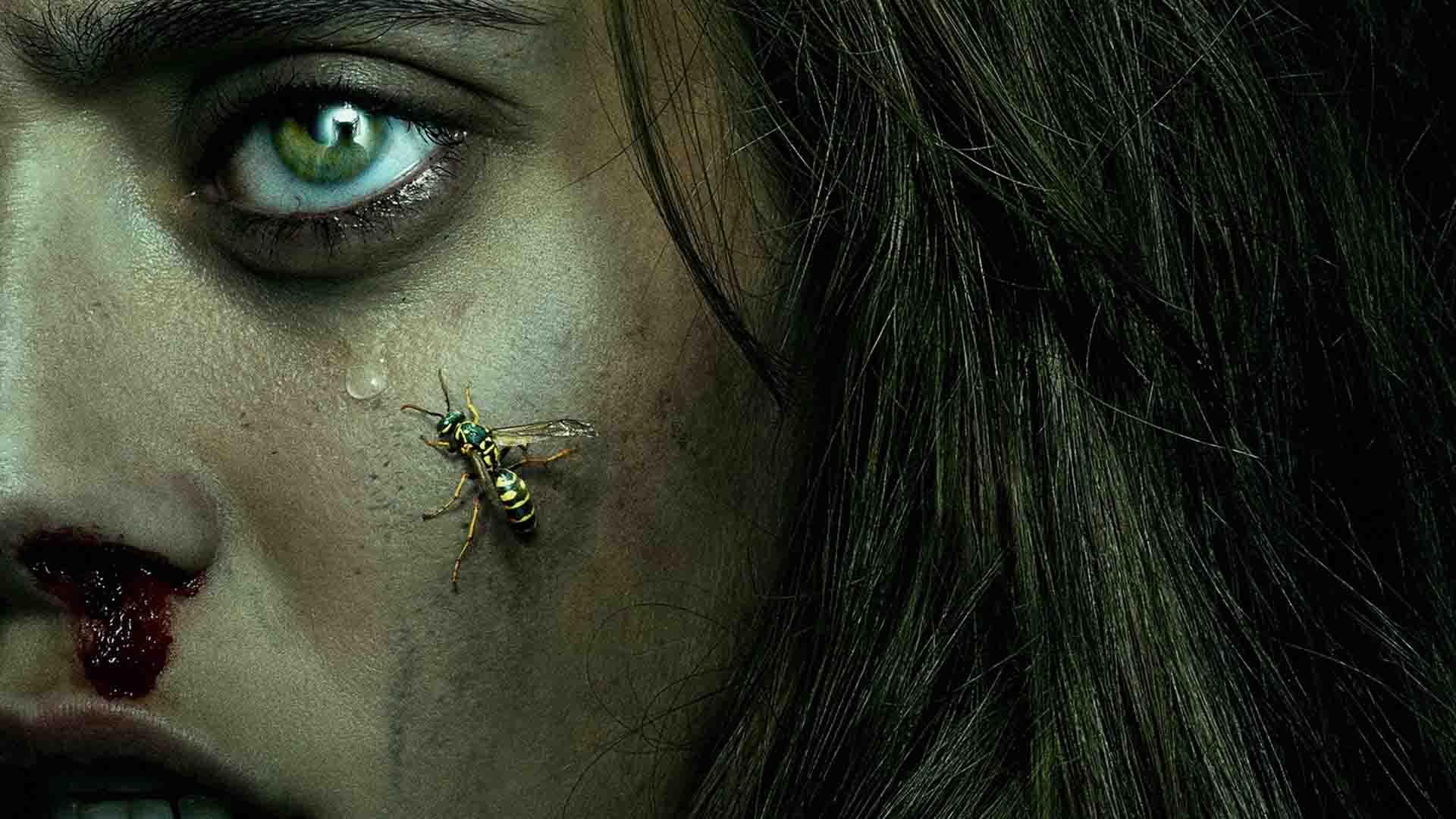 یک زنبور در پوستر سریال yellowjackets روی صورت الا پورنل نشسته است