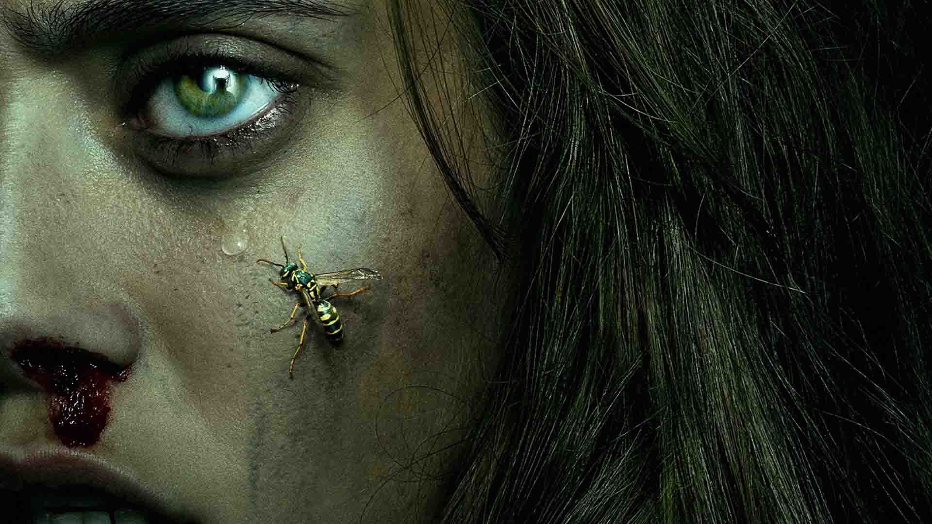 یک زنبور در پوستر سریال yellowjackets روی صورت الا پورنل نشسته است