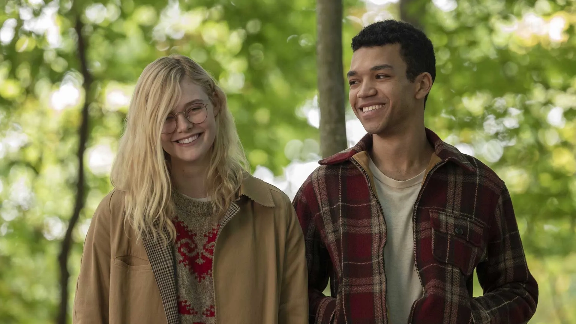 ال فانینگ با لبخند و عینک مشغول قدم زدن داخل جنگل فیلم رمانتیک All the Bright Places