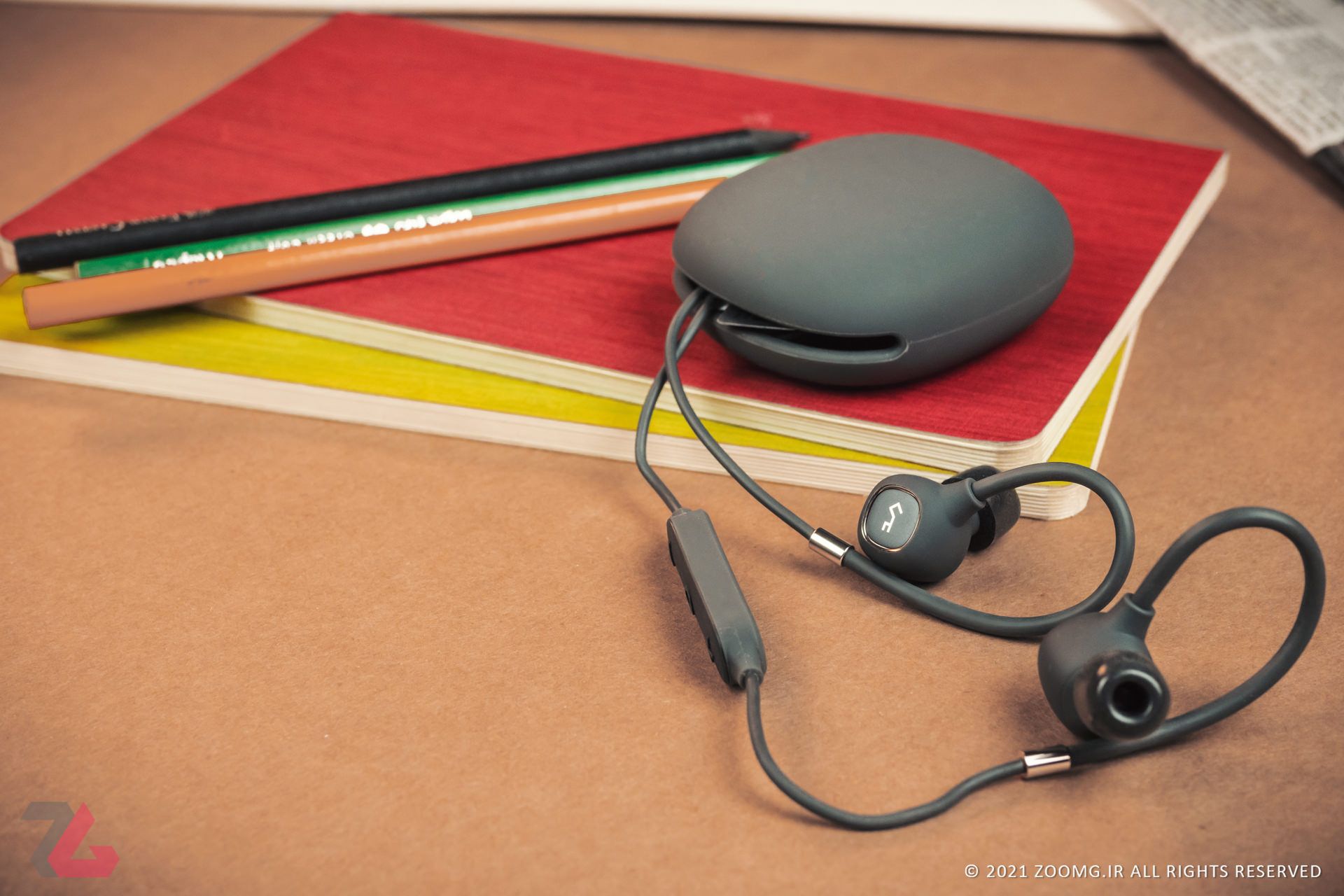 نمایی از هدفون Aukey به همراه جعبه حمل