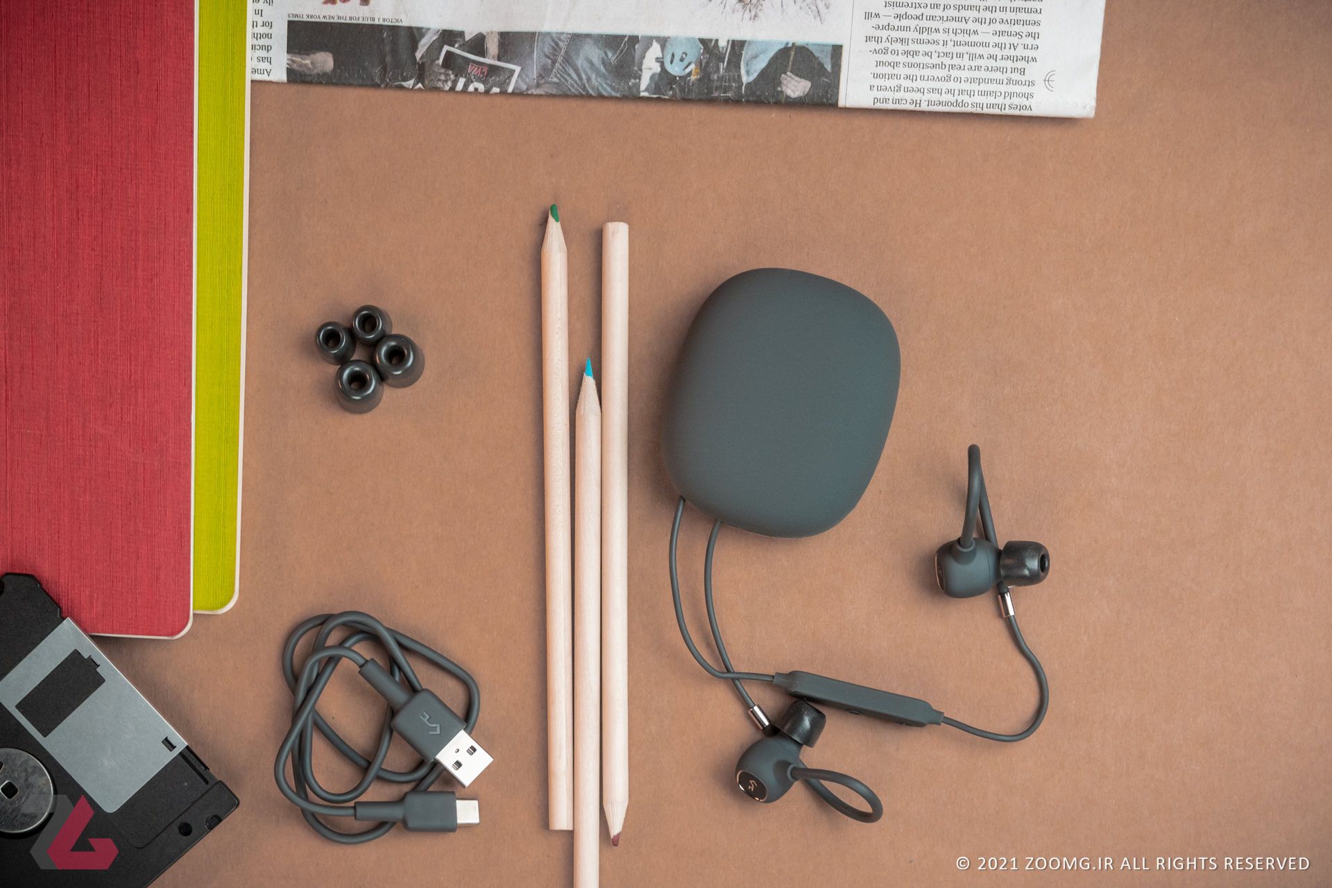 نمایی از بالا از هدفون وایرلس Aukey