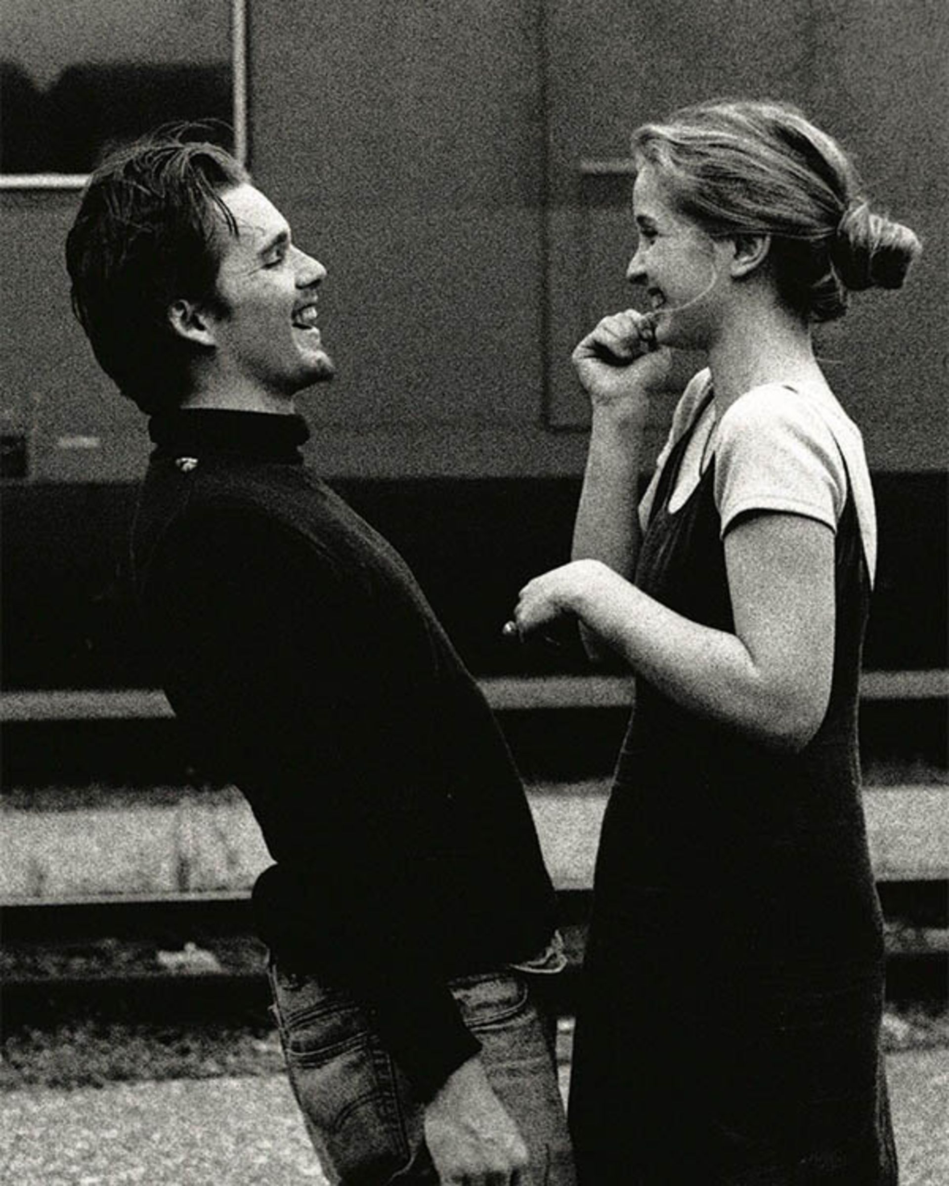 تصویری سیاه و سفید از جسی و سلین شخصیت‌های اصلی فیلم before sunrise