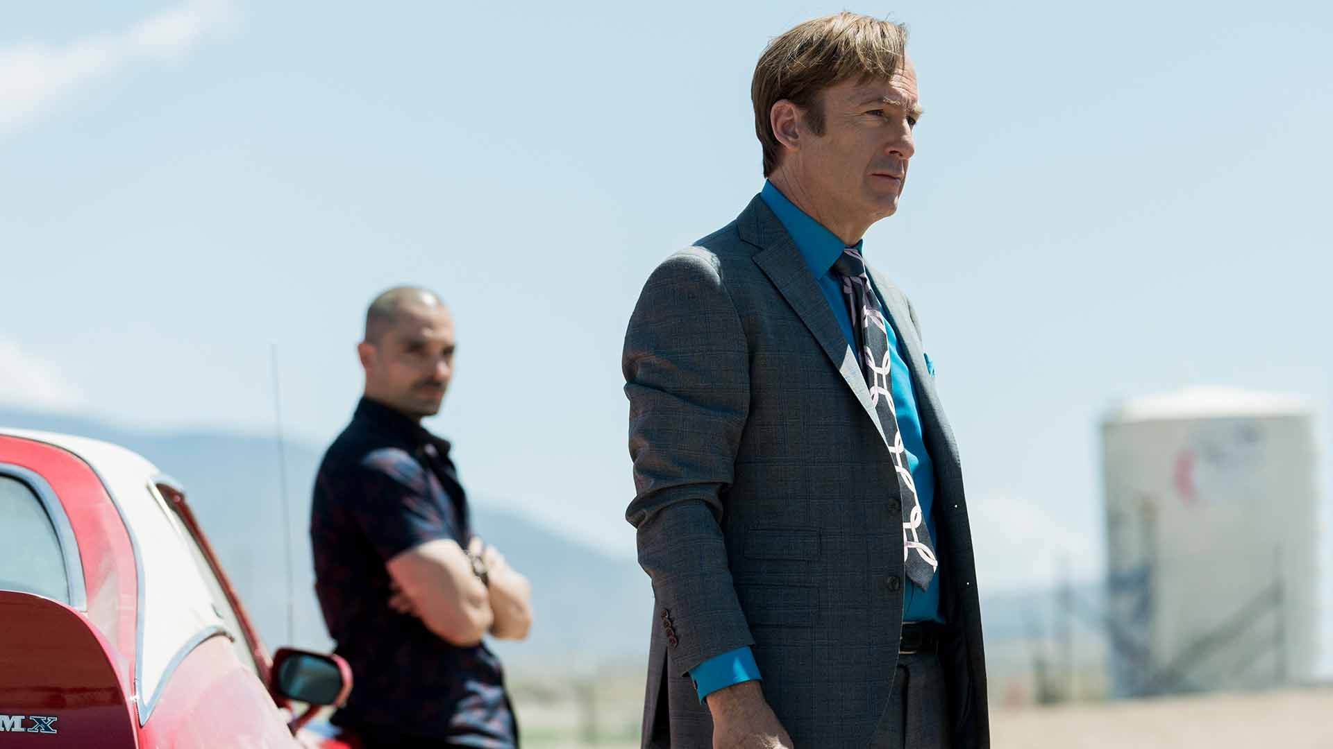 باب اودنکرک در کنار یک ماشین قرمز رنگ در فصل پنجم سریال Better Call Saul