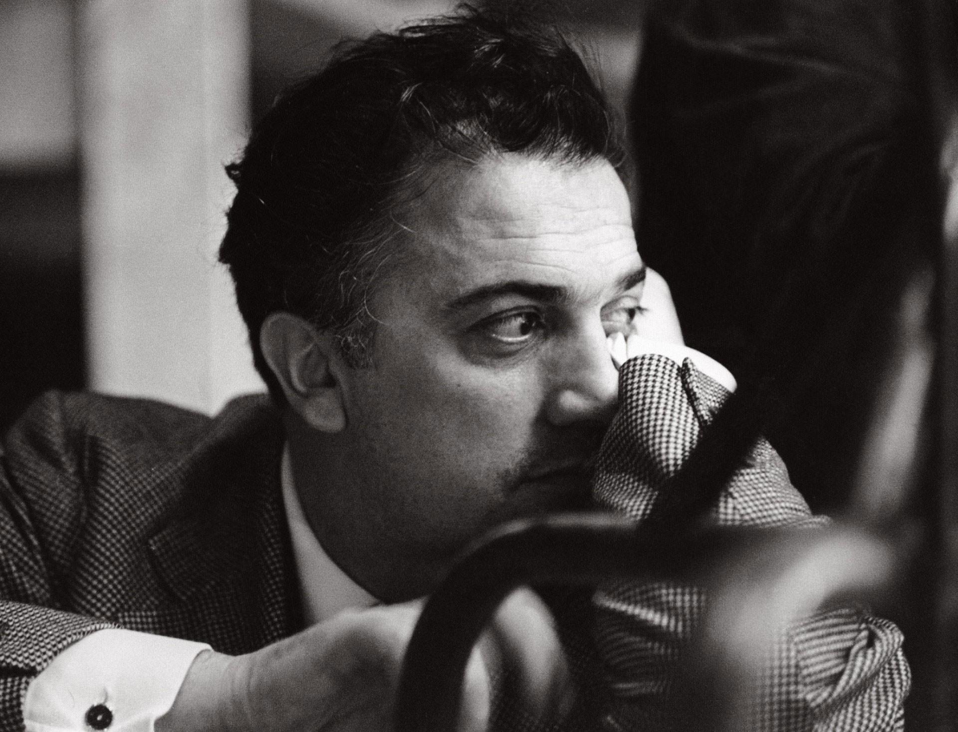 2021-2-federico-fellini-sideview