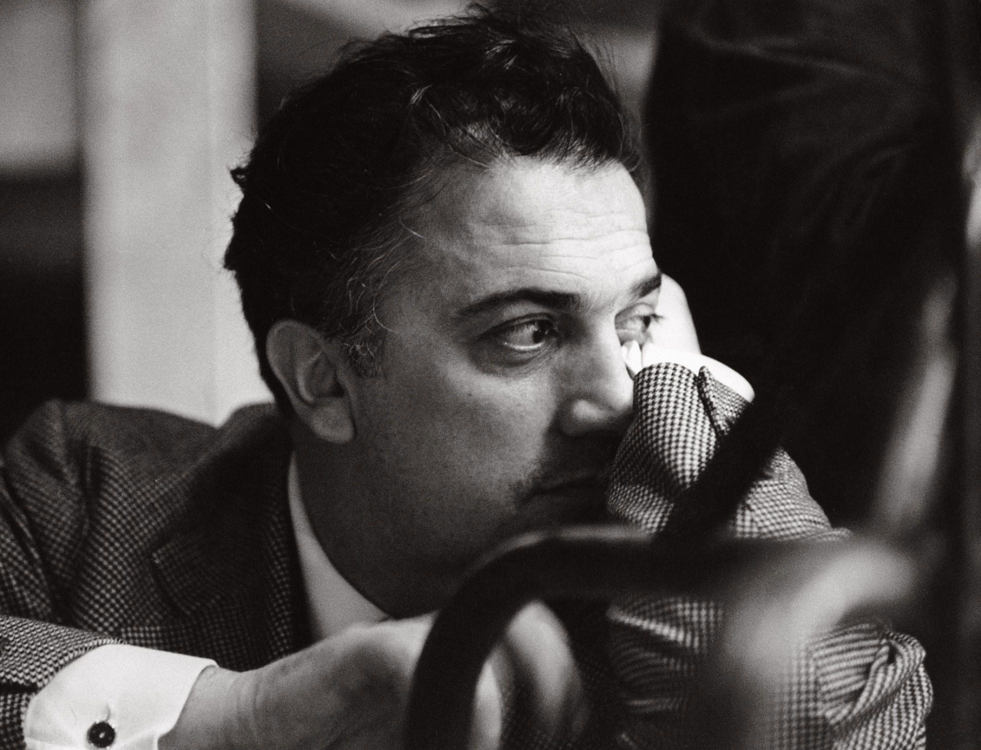 2021-2-federico-fellini-sideview