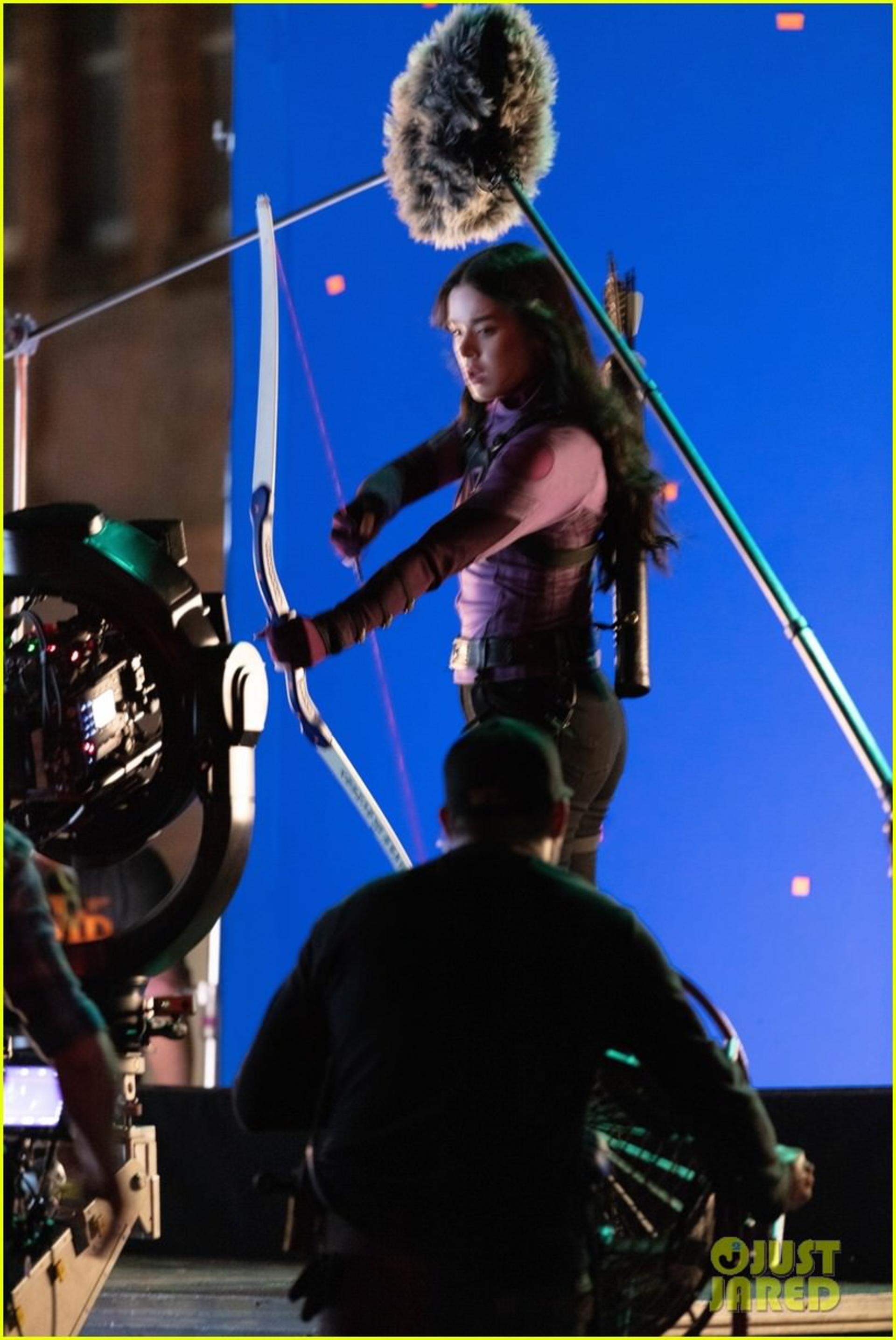 2021-2-hailee-steinfeld-bow-and-arrow-01