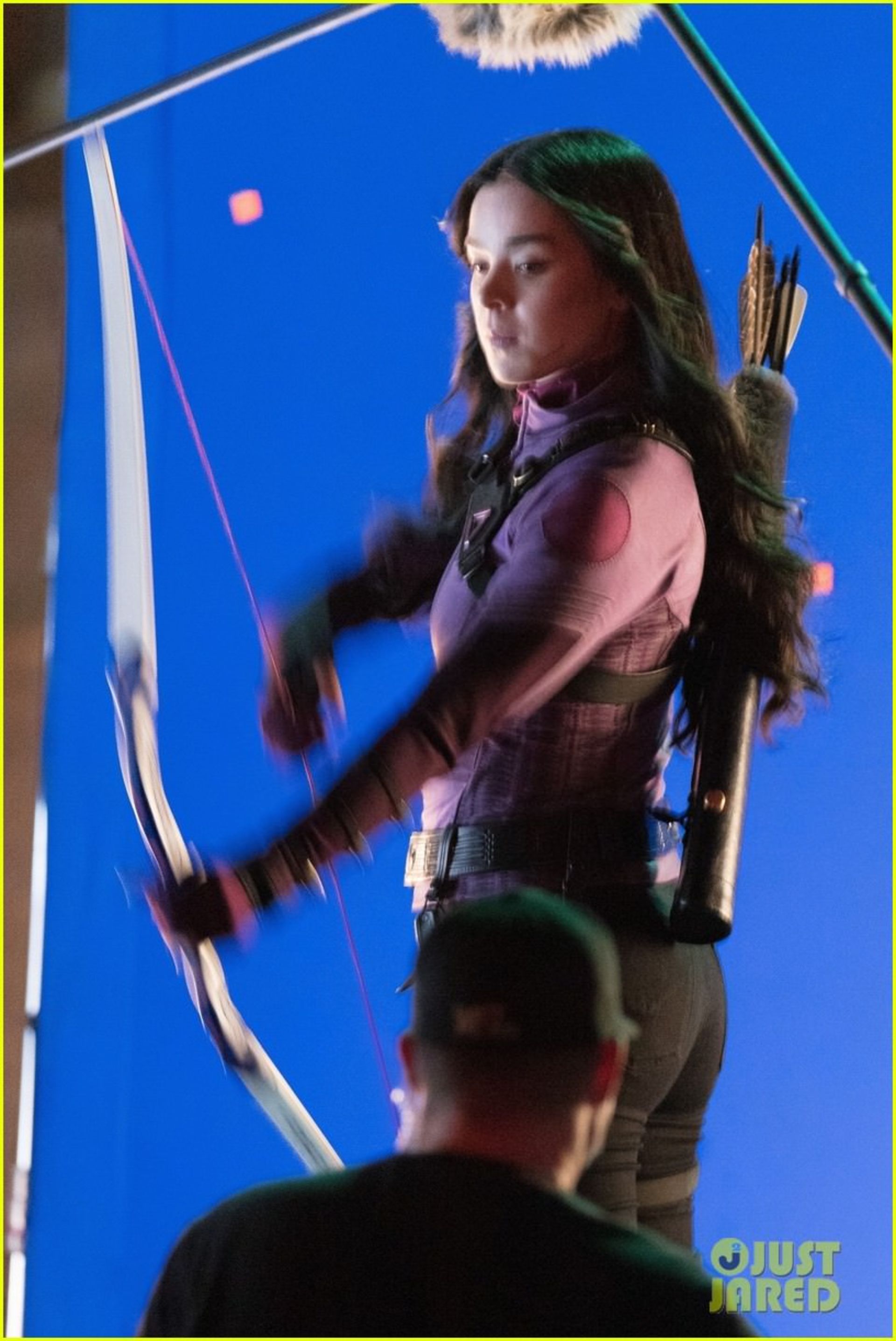 2021-2-hailee-steinfeld-bow-and-arrow-02
