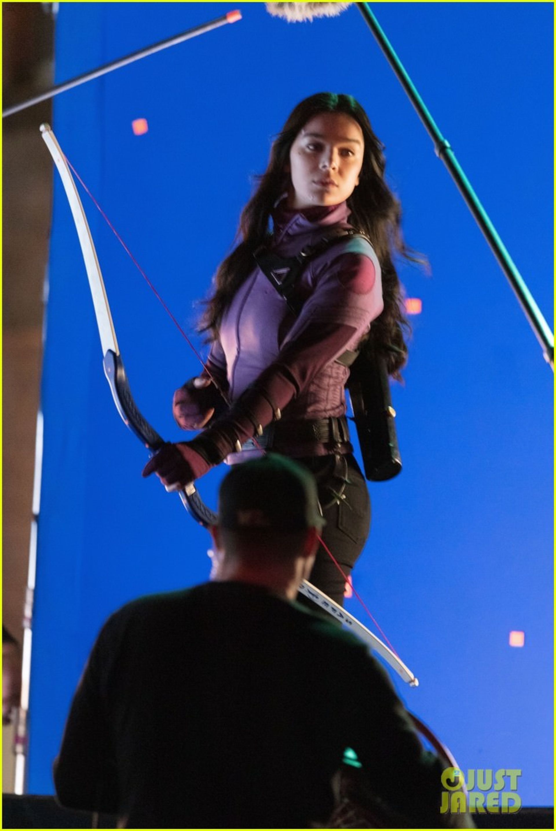 2021-2-hailee-steinfeld-bow-and-arrow-04