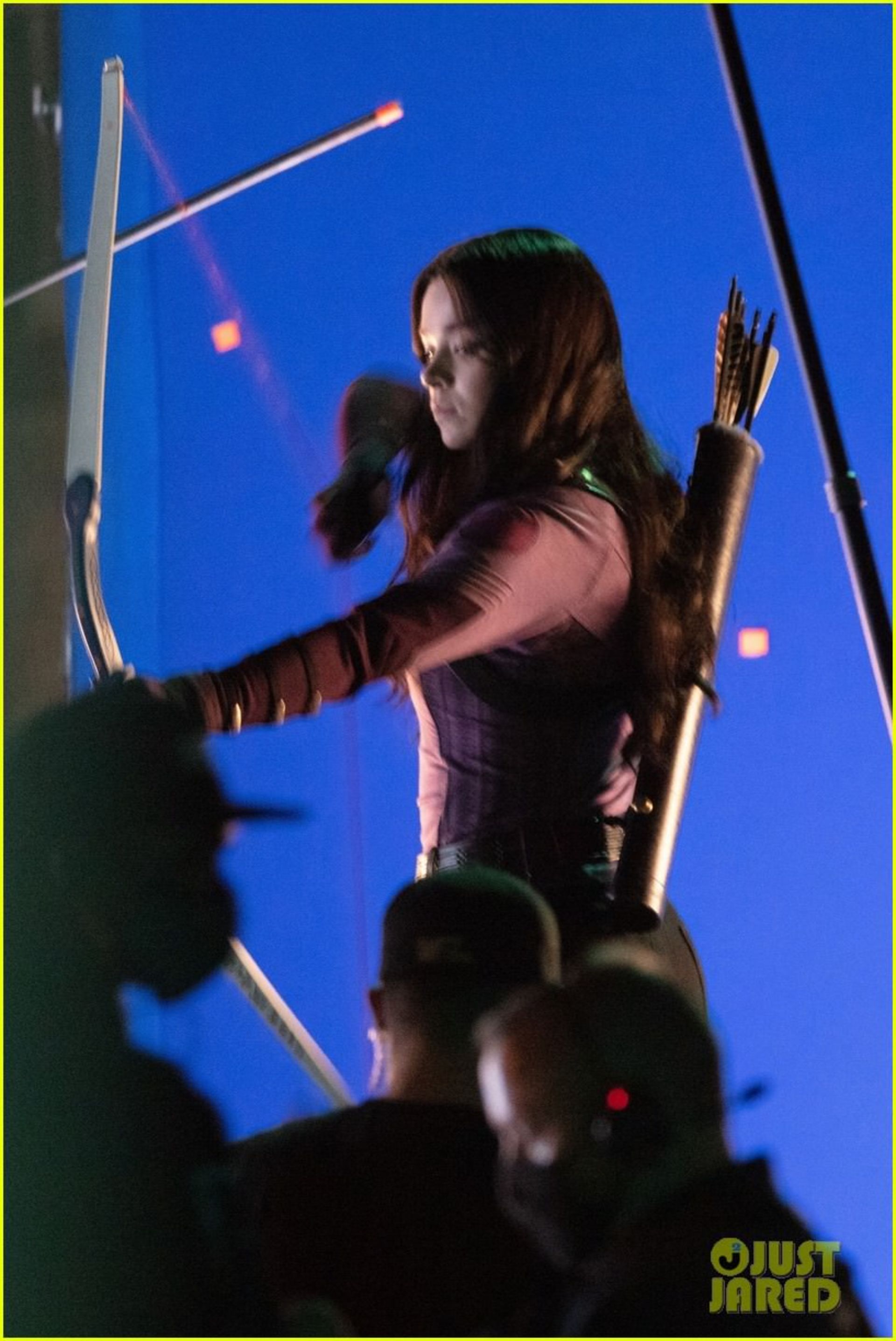 2021-2-hailee-steinfeld-bow-and-arrow-05