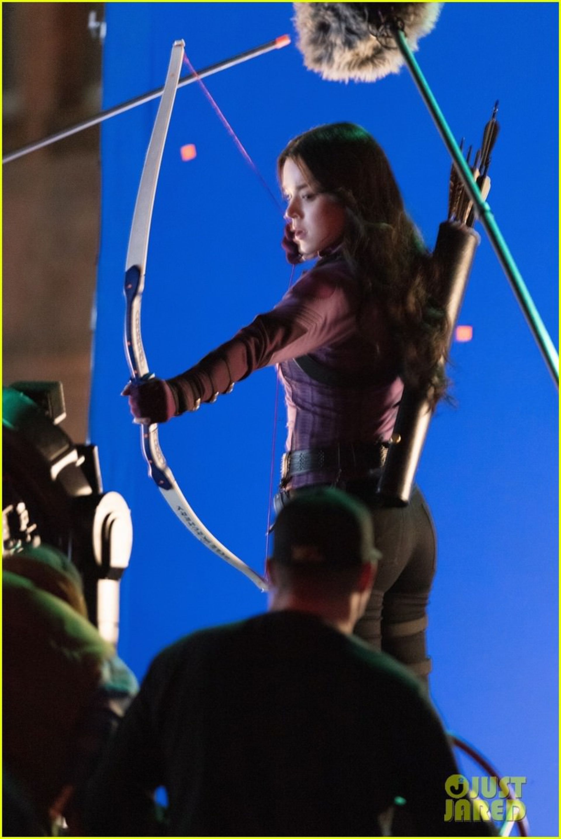 2021-2-hailee-steinfeld-bow-and-arrow-06