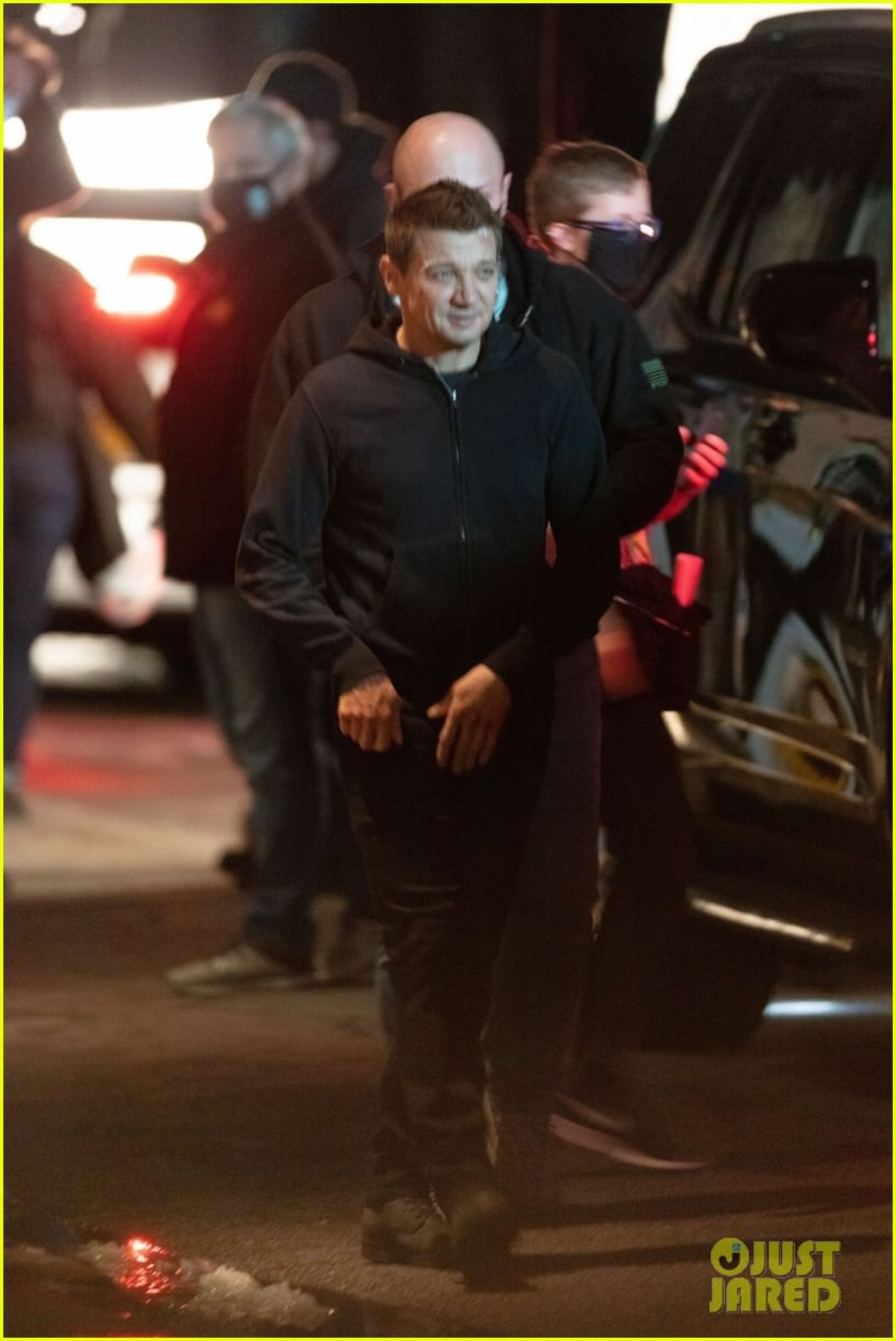 2021-2-hailee-steinfeld-bow-and-arrow-10