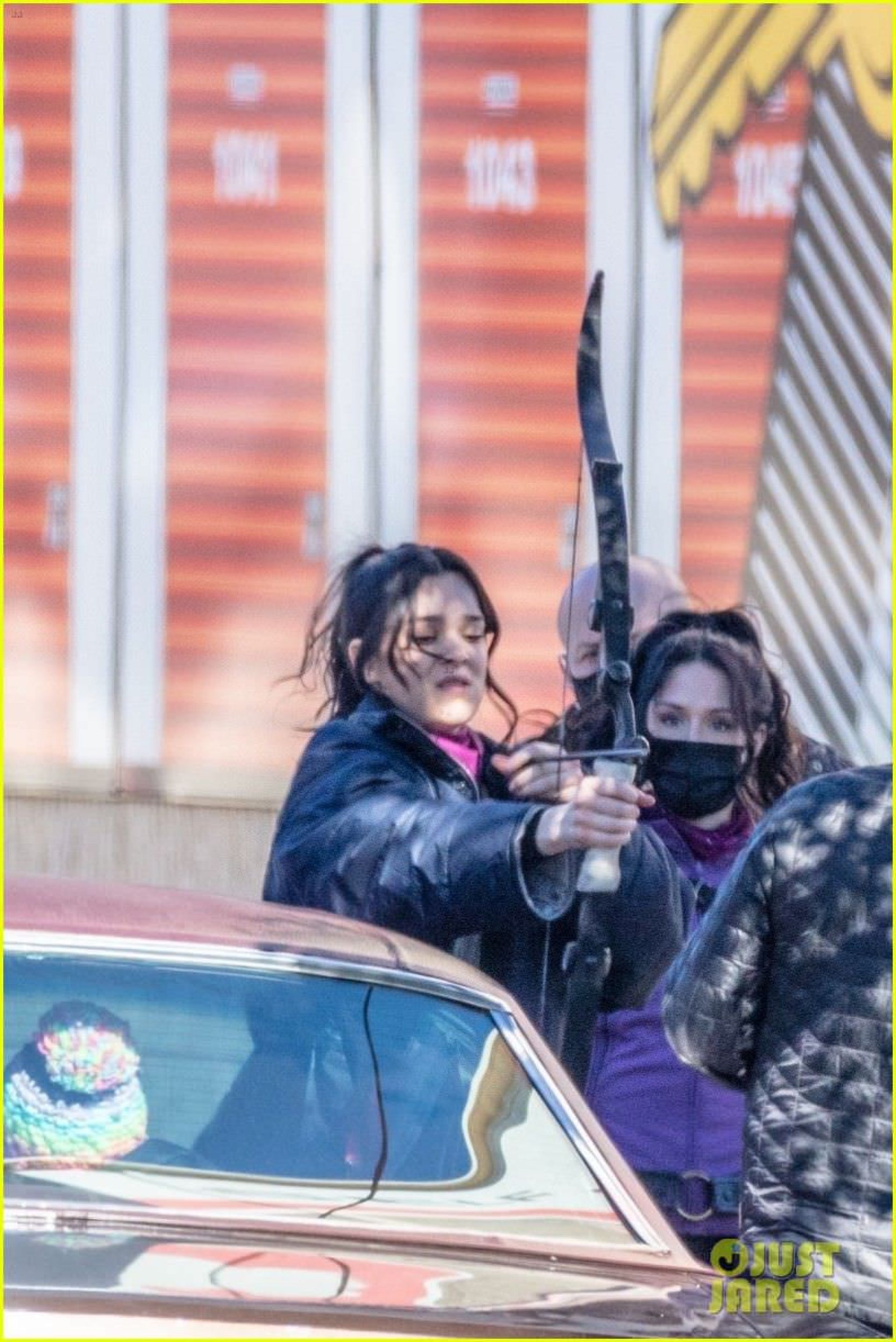 2021-2-hailee-steinfeld-jeremy-renner-continue-filming-hawkeye-in-atlanta-01
