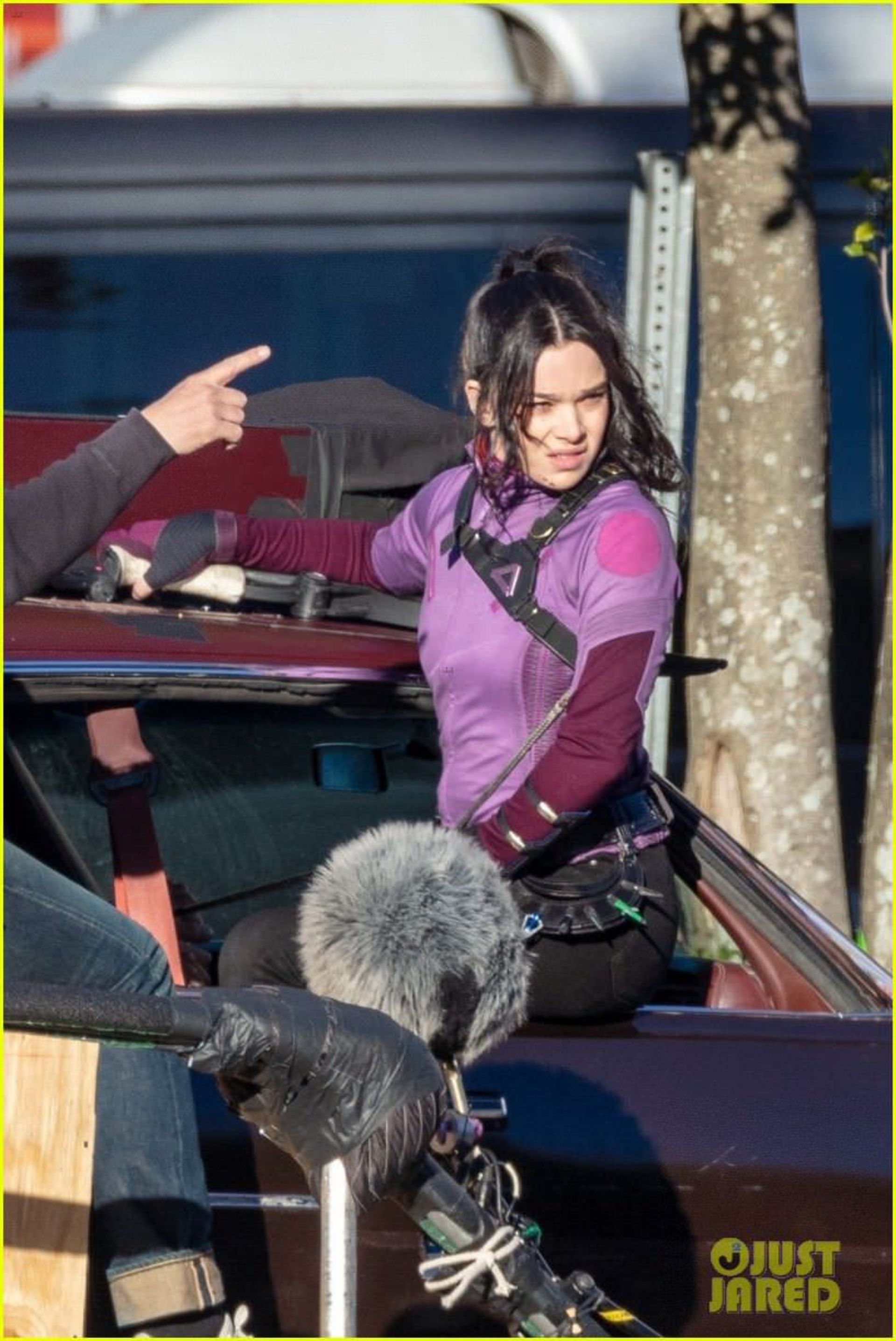 2021-2-hailee-steinfeld-jeremy-renner-continue-filming-hawkeye-in-atlanta-03