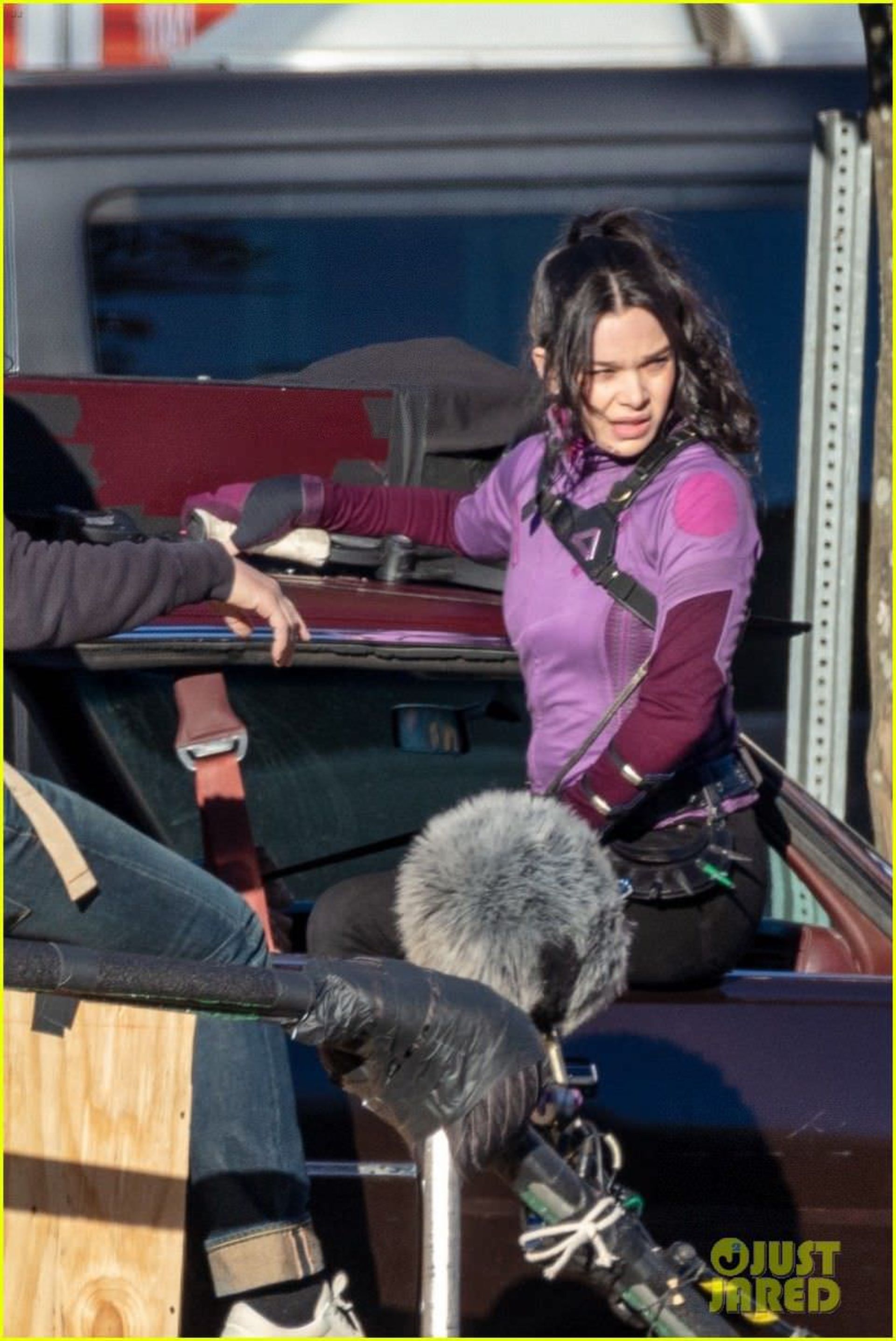 2021-2-hailee-steinfeld-jeremy-renner-continue-filming-hawkeye-in-atlanta-06