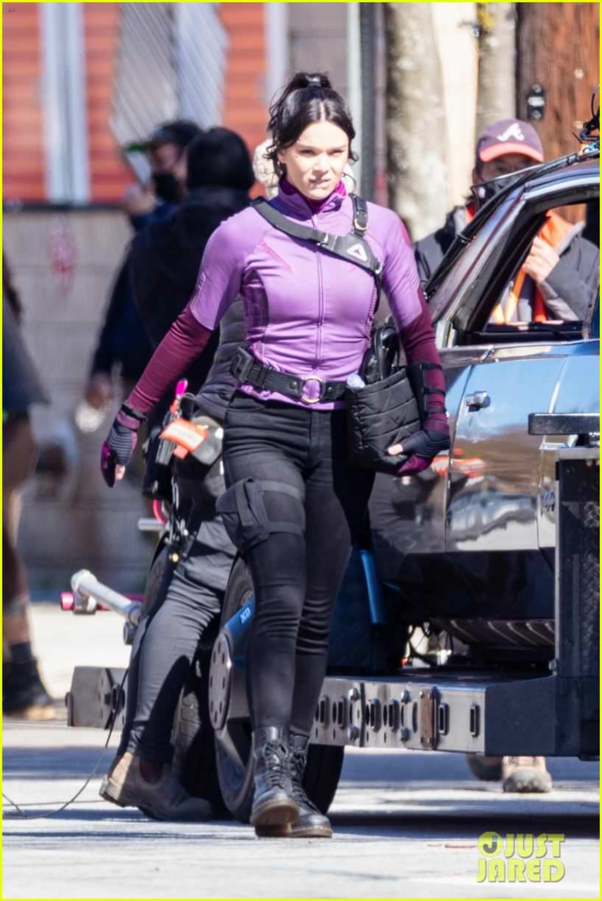 2021-2-hailee-steinfeld-jeremy-renner-continue-filming-hawkeye-in-atlanta-07