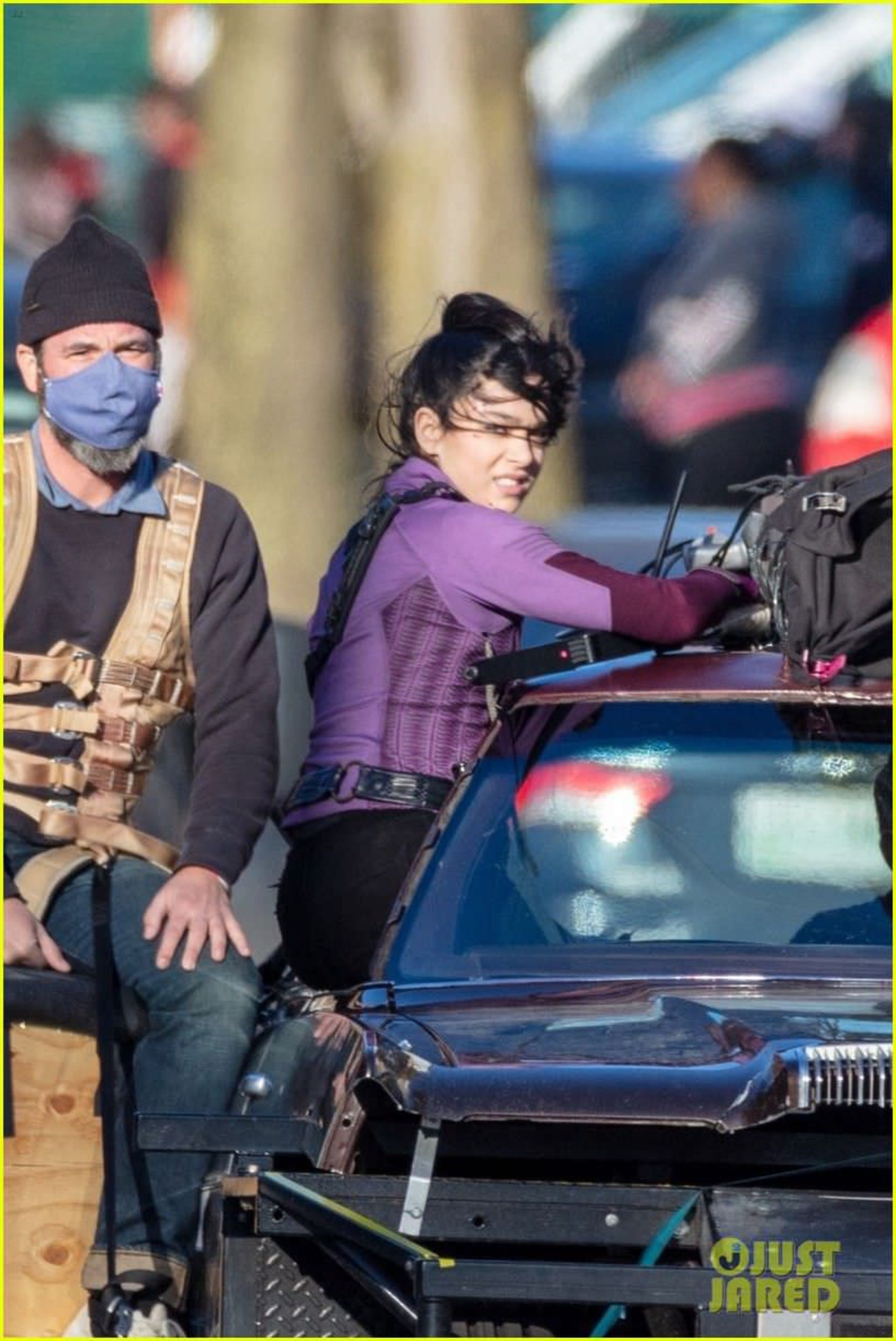 2021-2-hailee-steinfeld-jeremy-renner-continue-filming-hawkeye-in-atlanta-09