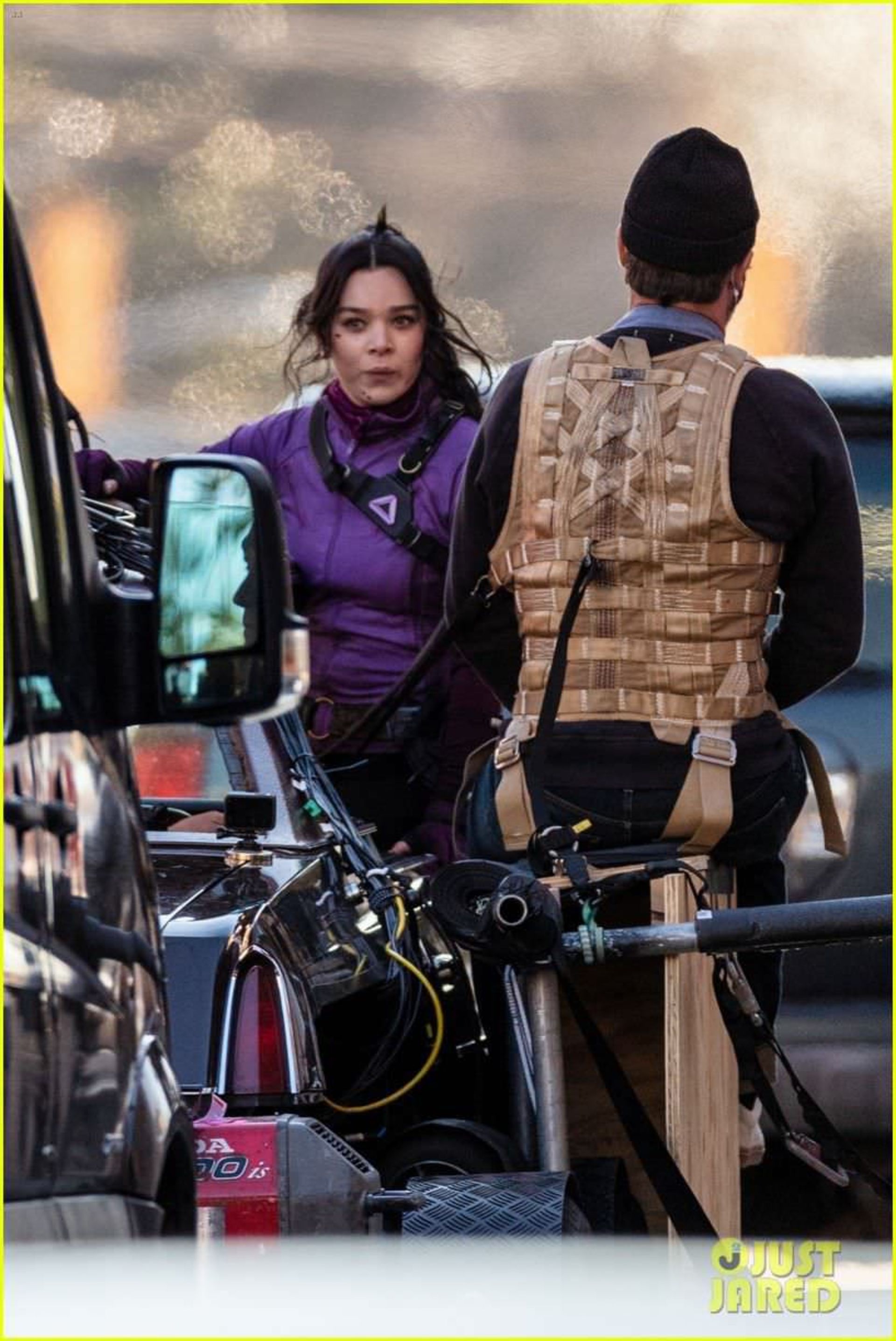 2021-2-hailee-steinfeld-jeremy-renner-continue-filming-hawkeye-in-atlanta-19