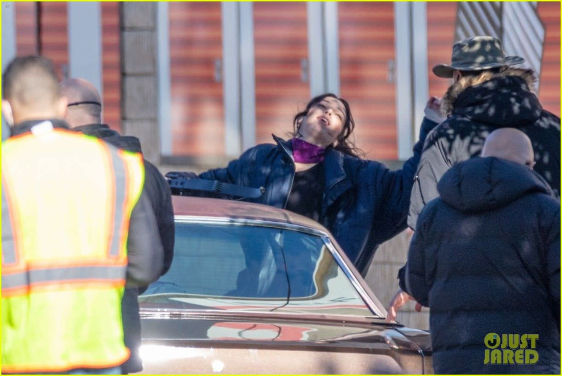 2021-2-hailee-steinfeld-jeremy-renner-continue-filming-hawkeye-in-atlanta-49