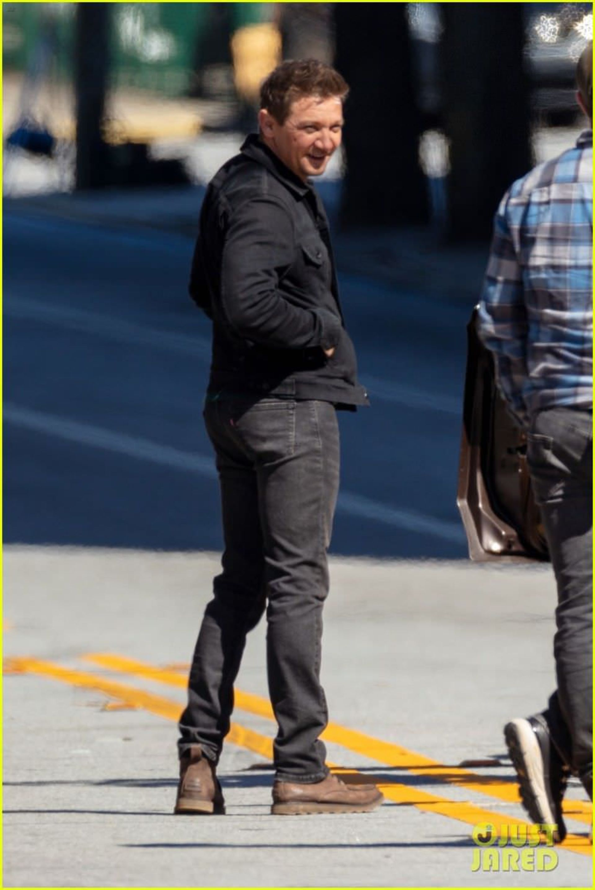 2021-2-hailee-steinfeld-jeremy-renner-continue-filming-hawkeye-in-atlanta-57